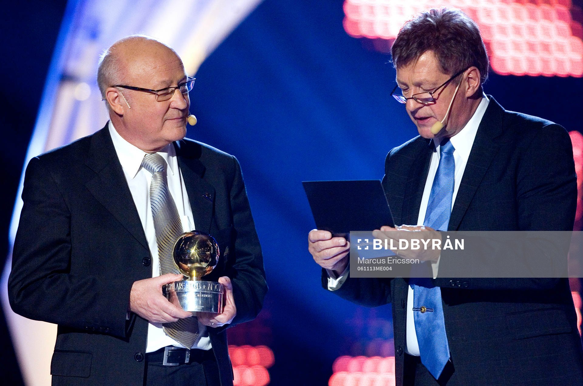 Lars-Åke Lagrell och Lasse Sandlin delar ut Årets Guldboll