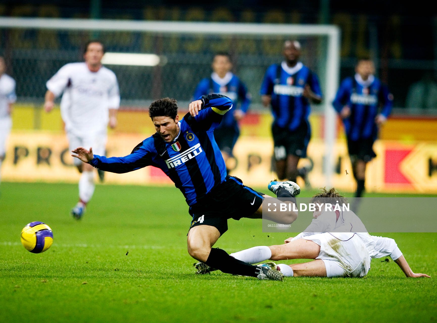 Javier Zanetti, Inter, blir fälld, tackling