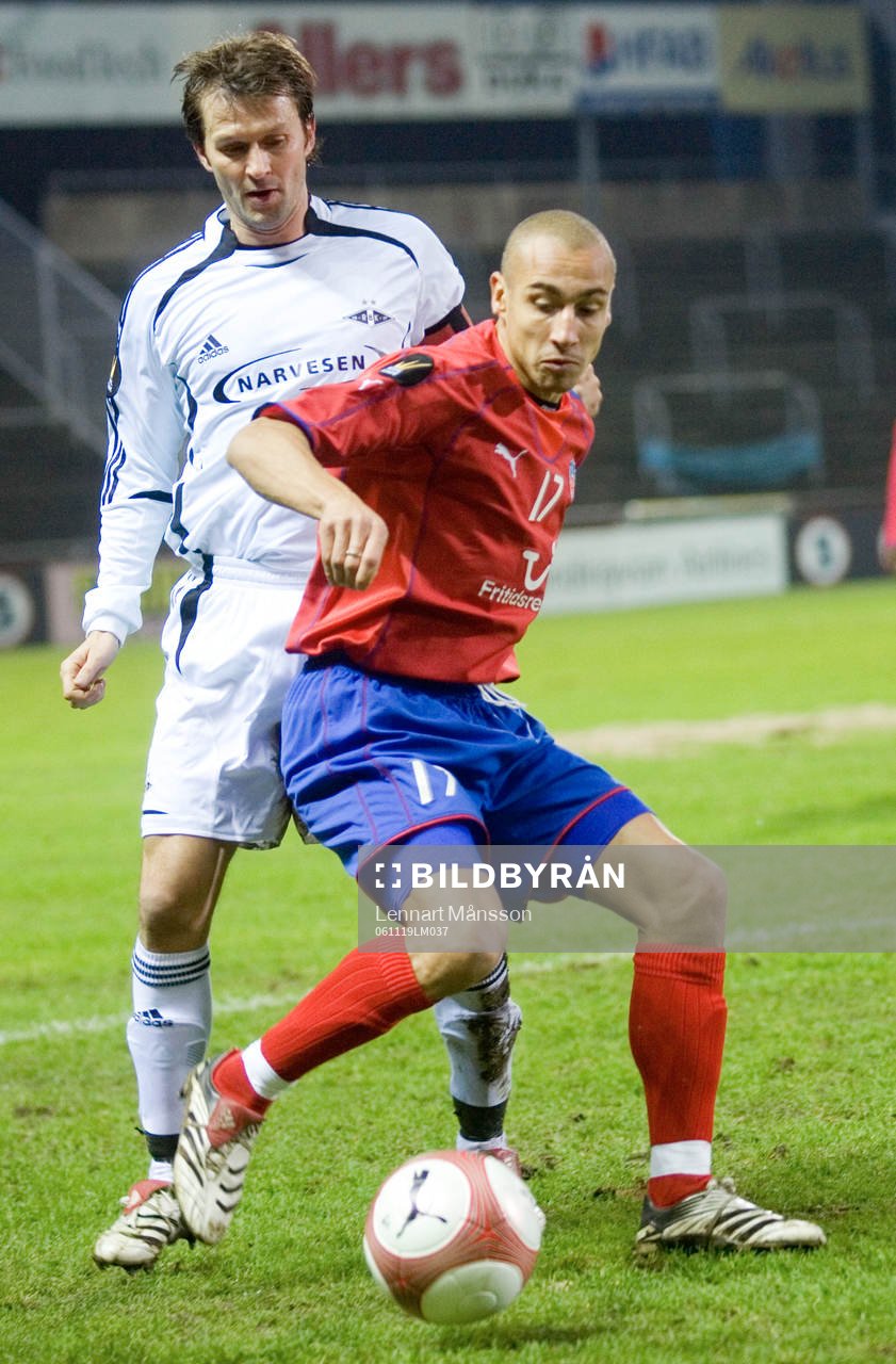 Roar Strand trycker Henrik Henke Henrik Larsson i ryggen