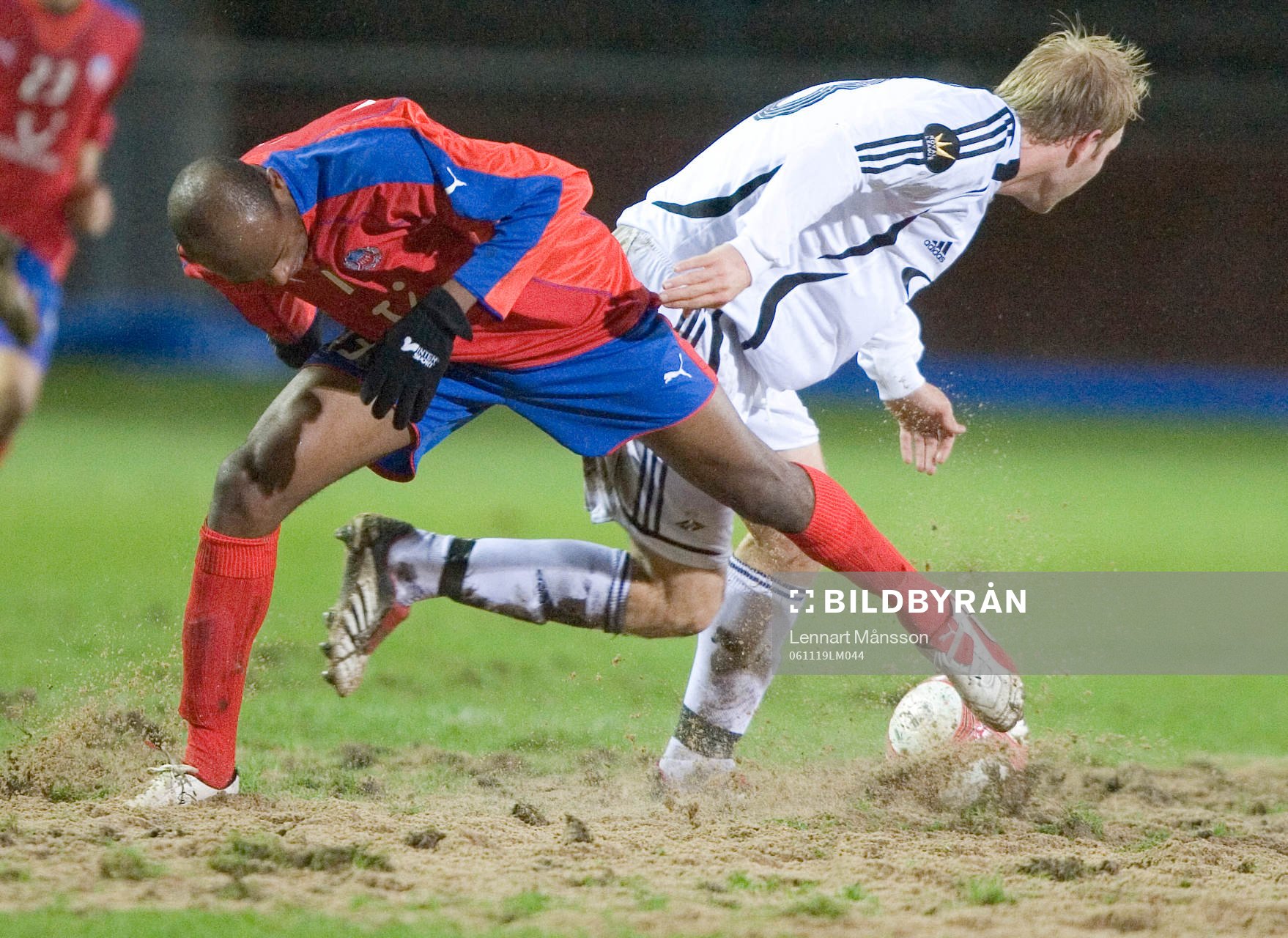 Luton Shelton kämpar i jordhögen med en norrman