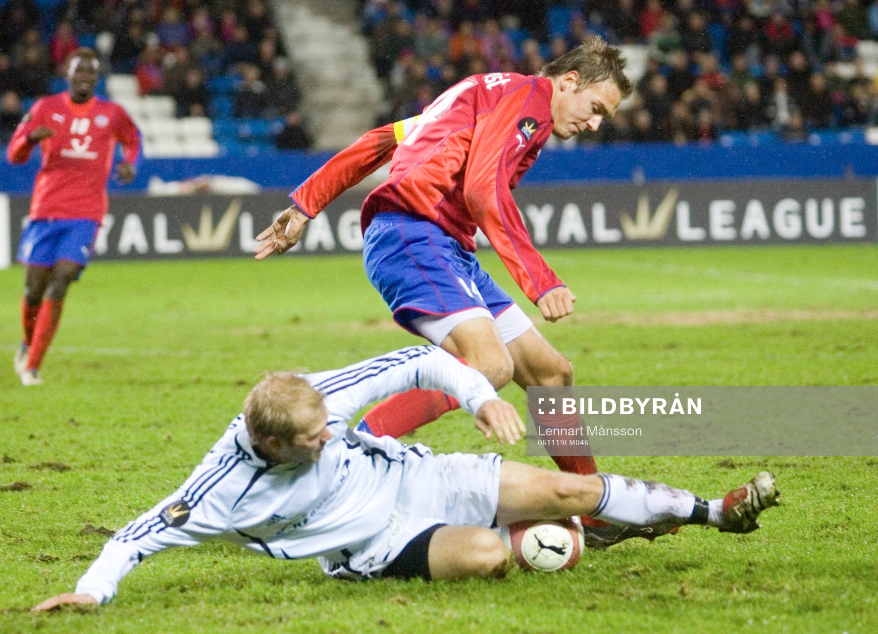 Mikael Dorsin glidtacklar Andreas Granqvist