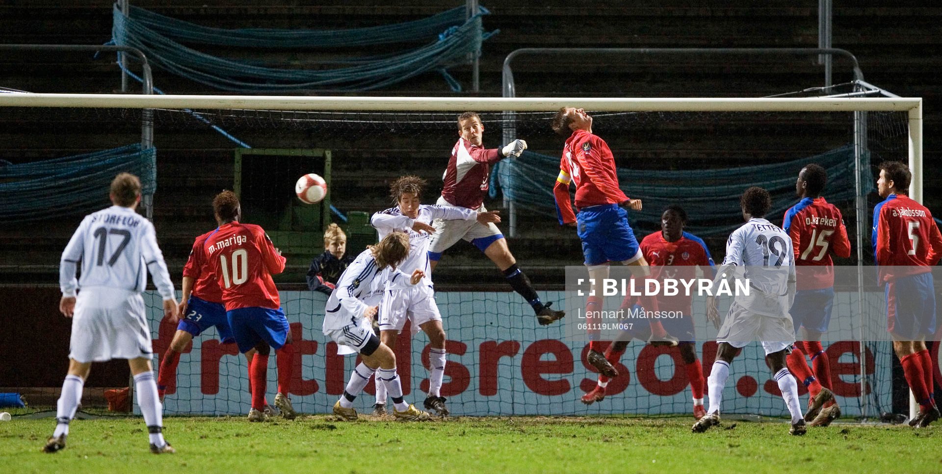 Daniel Andersson, målvakt, Helsingborg, boxar bollen
