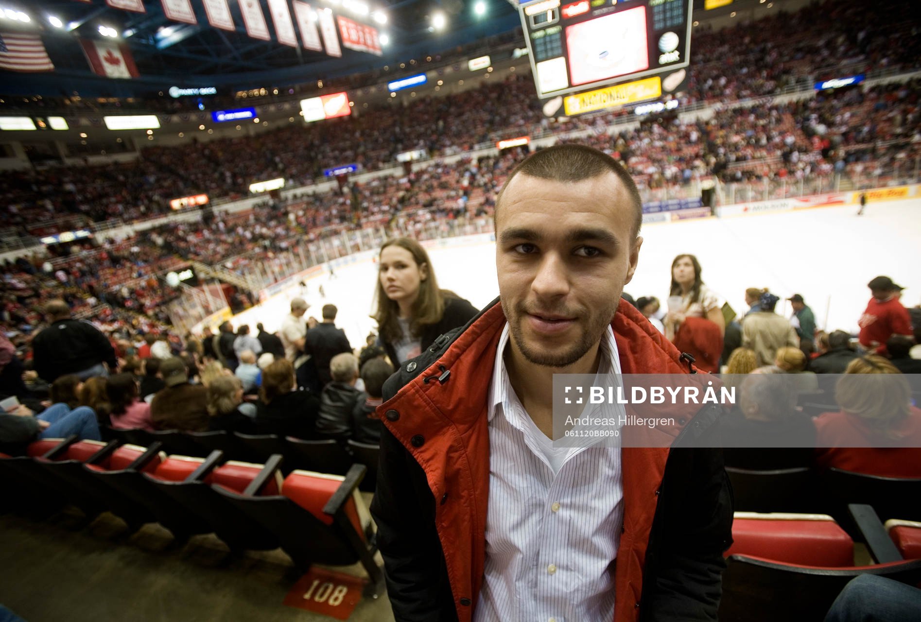 Stefan Liv, målvakt, på läktaren i Joe Louis Arena