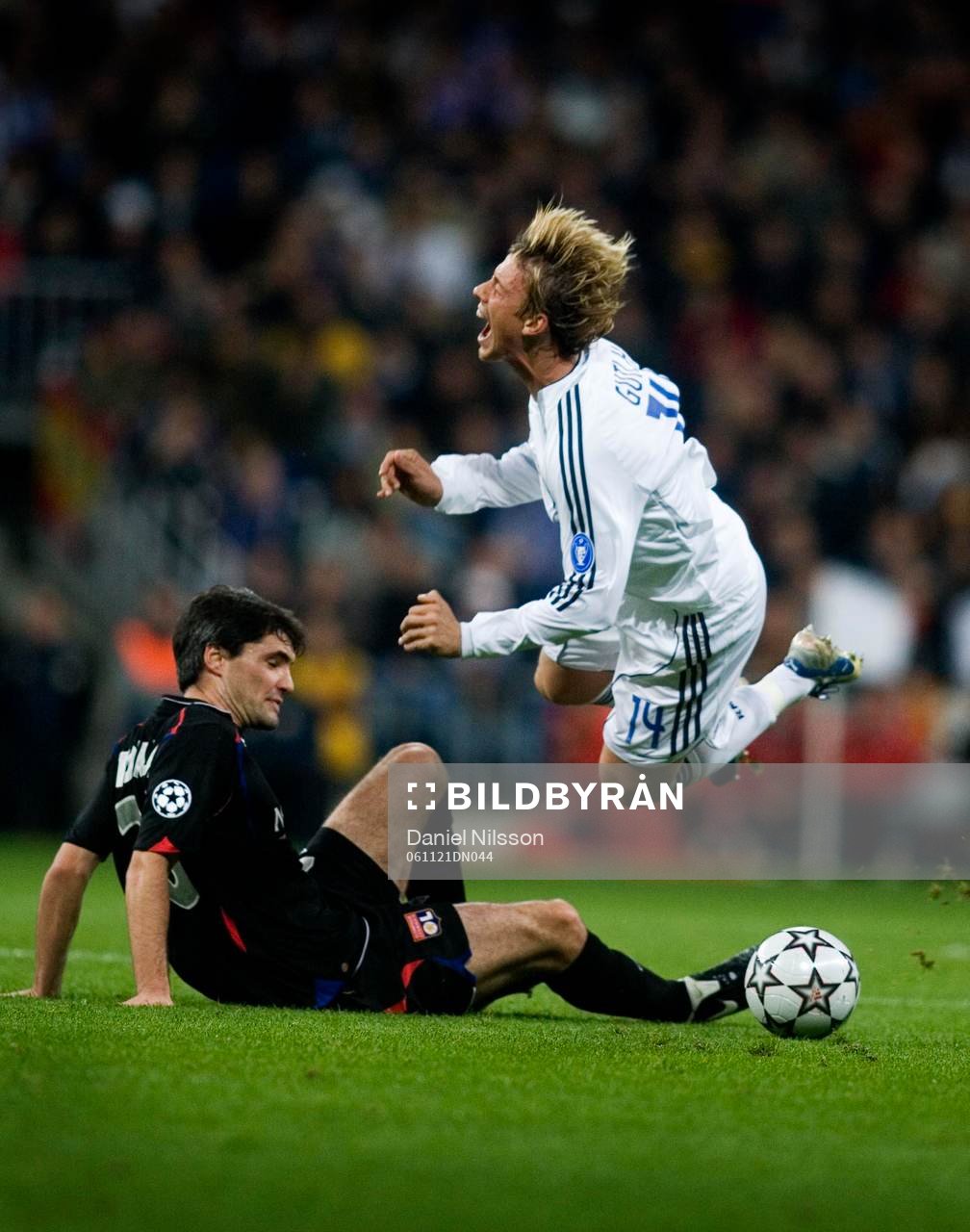 Fotboll, Champions League, Real Madrid  - Lyon: Jeremy Toulalan, Lyon och Guti, Real Madrid.