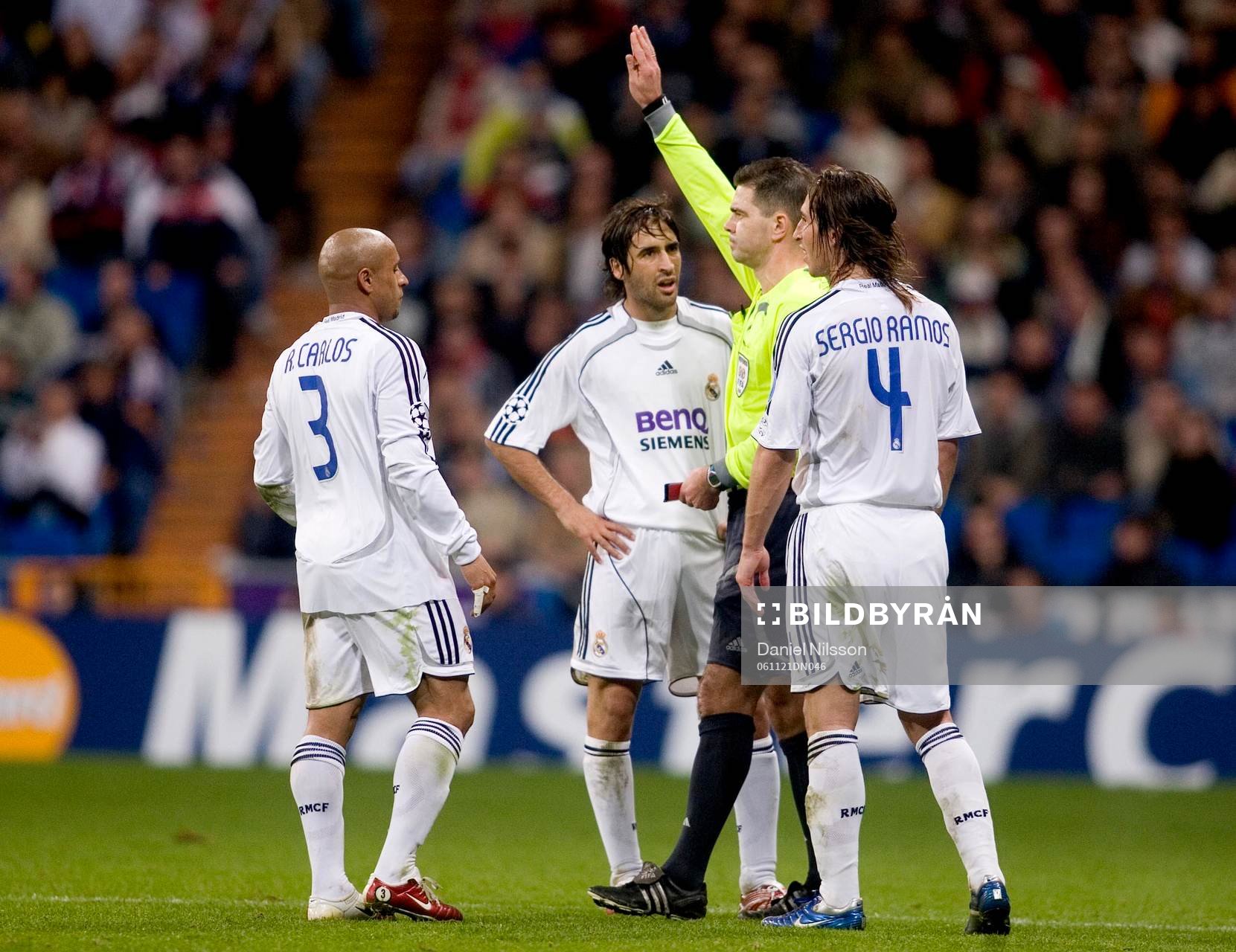 Fotboll, Champions League, Real Madrid  - Lyon: Robert Carlos, Raul och Sergio Ramos, Madrid och den norske domaren Terje Hauge.