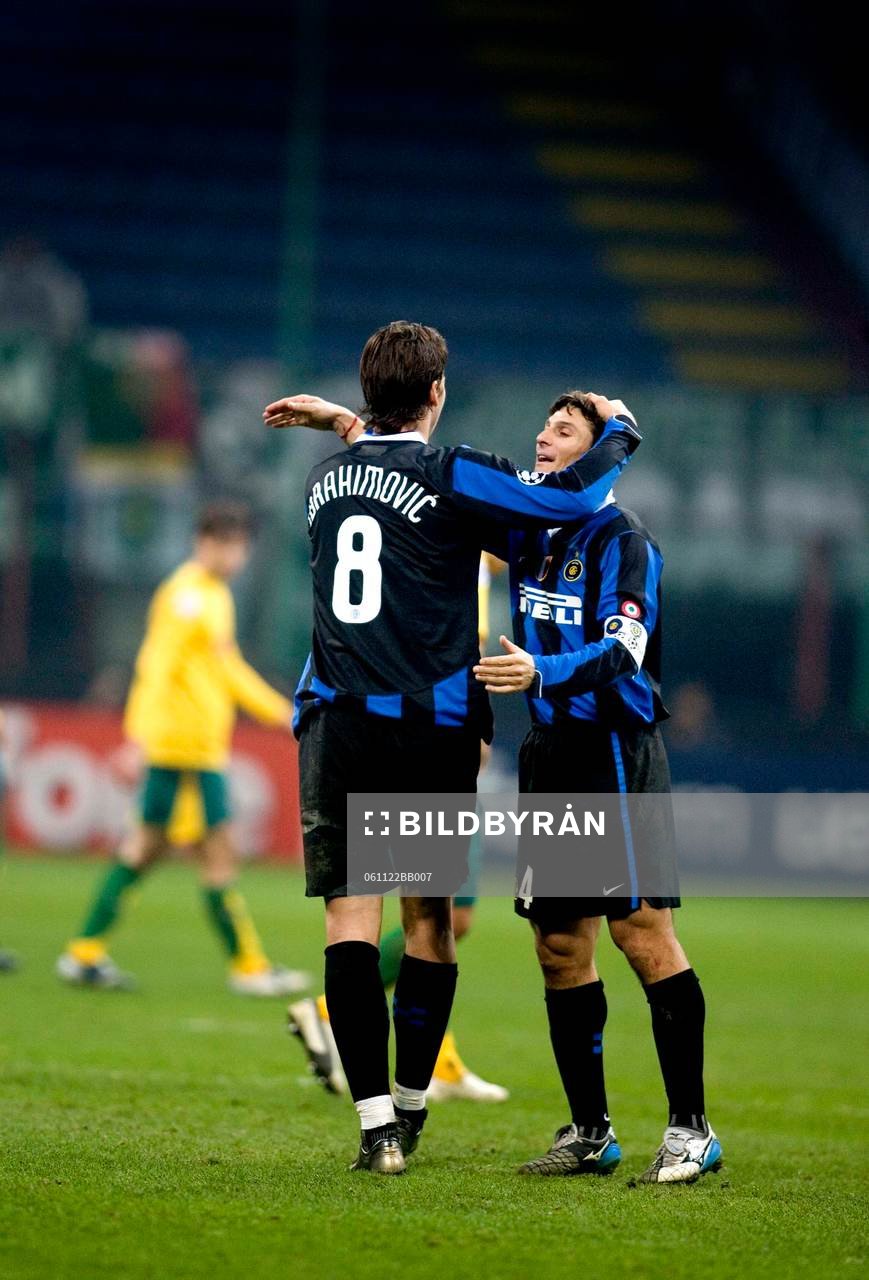 Zlatan Ibrahimovic, och Javier Zanetti, Inter firar segern