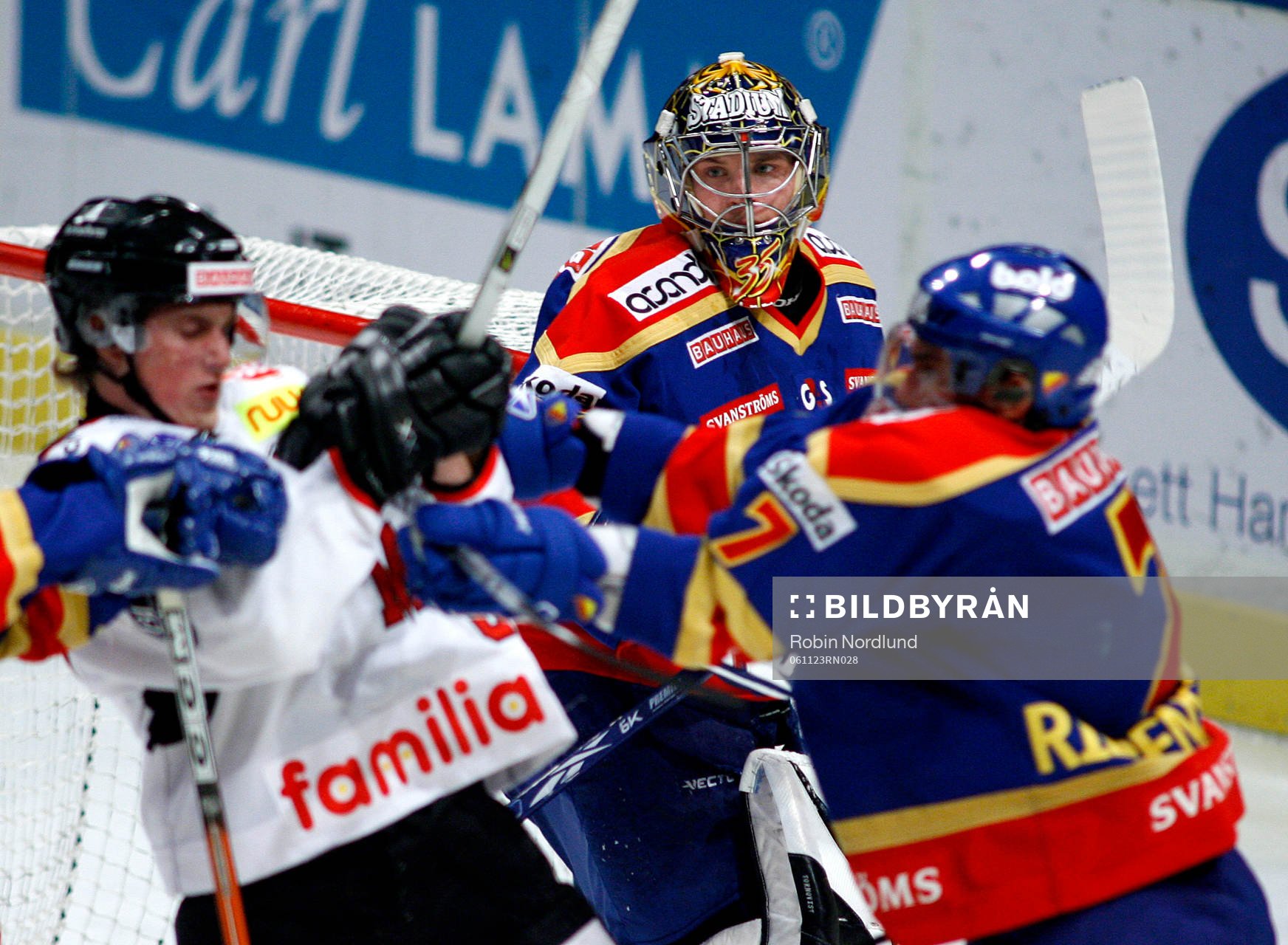 Teemu Lassila, målvakt DIF övervakar gruff framför