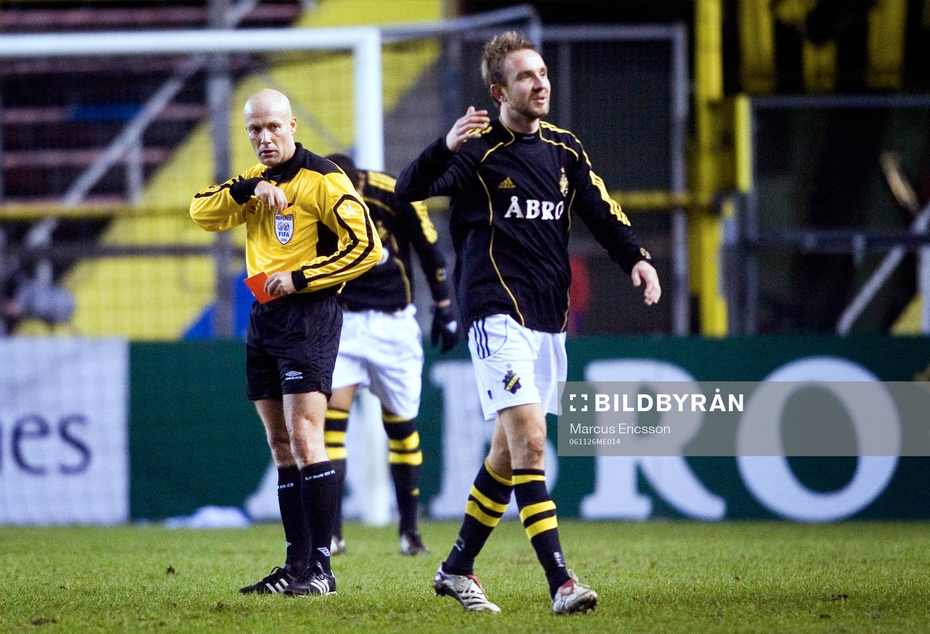 Domaren Emil Laursen ger Bernt Hulsker, AIK rött kort
