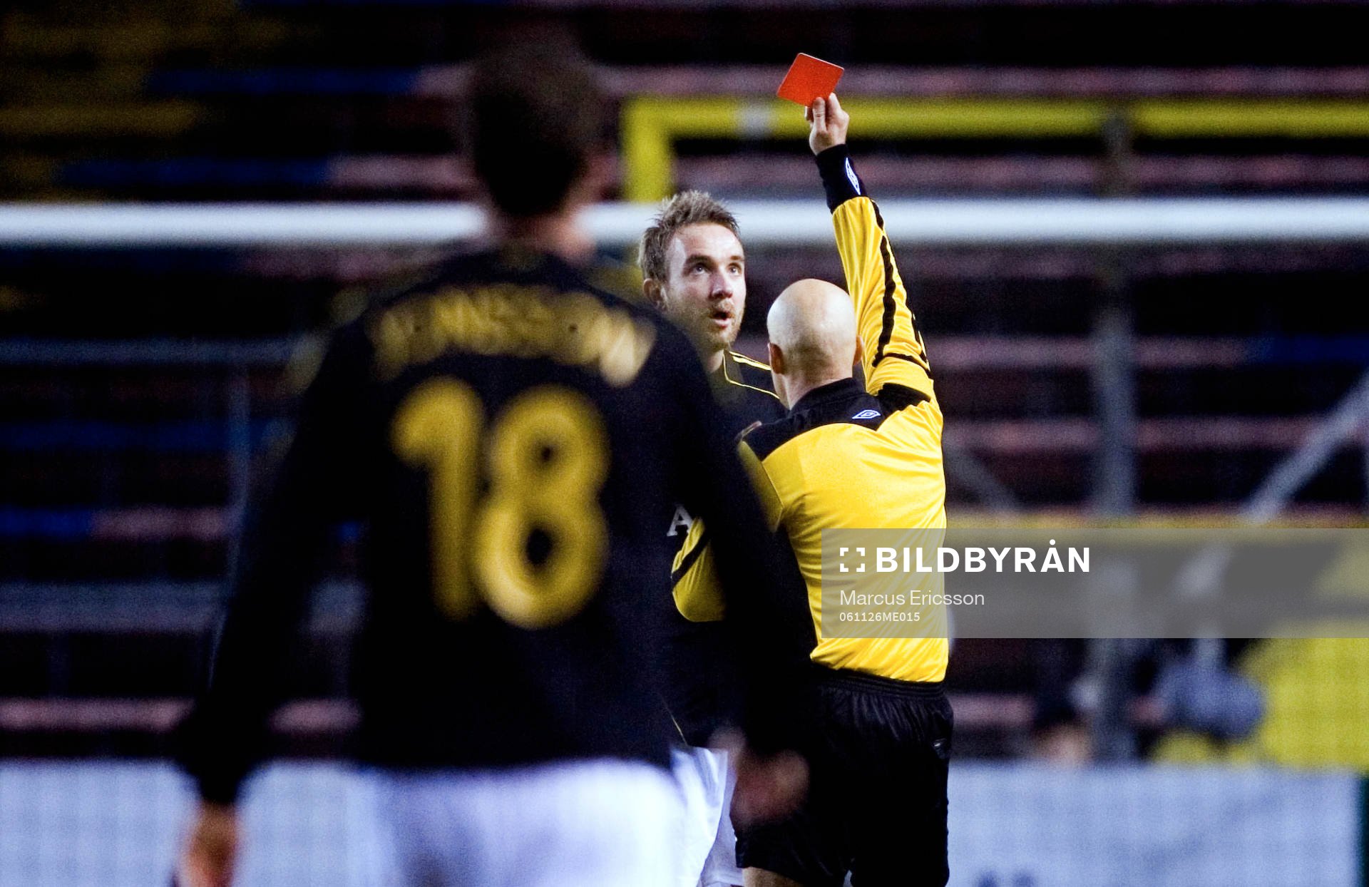 Bernt Hulsker, AIK utvisas av domare Emil Laursen (Rött