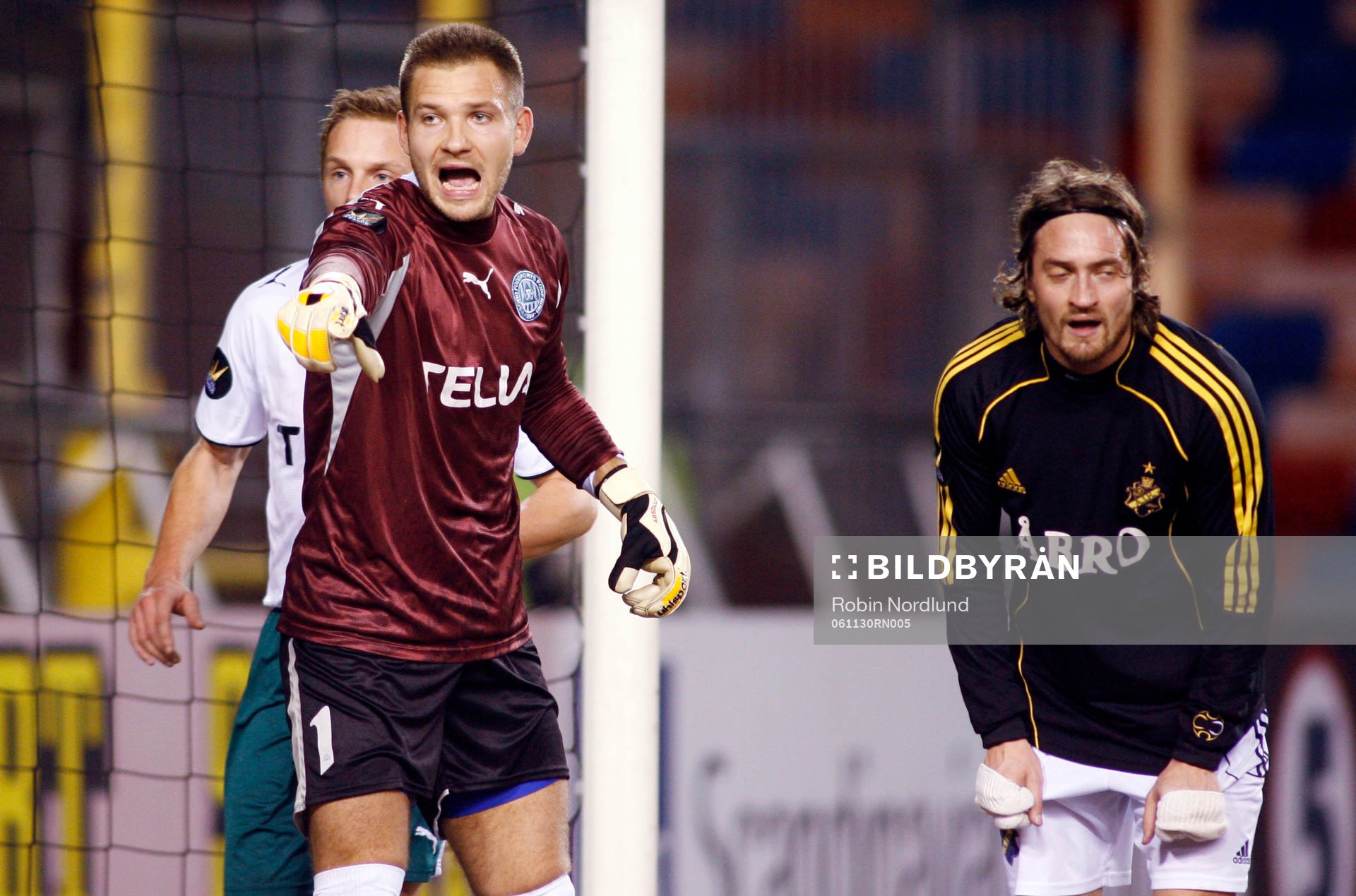 Johan Alvbåge, målvakt Viborg och Mats Rubarth, AIK
