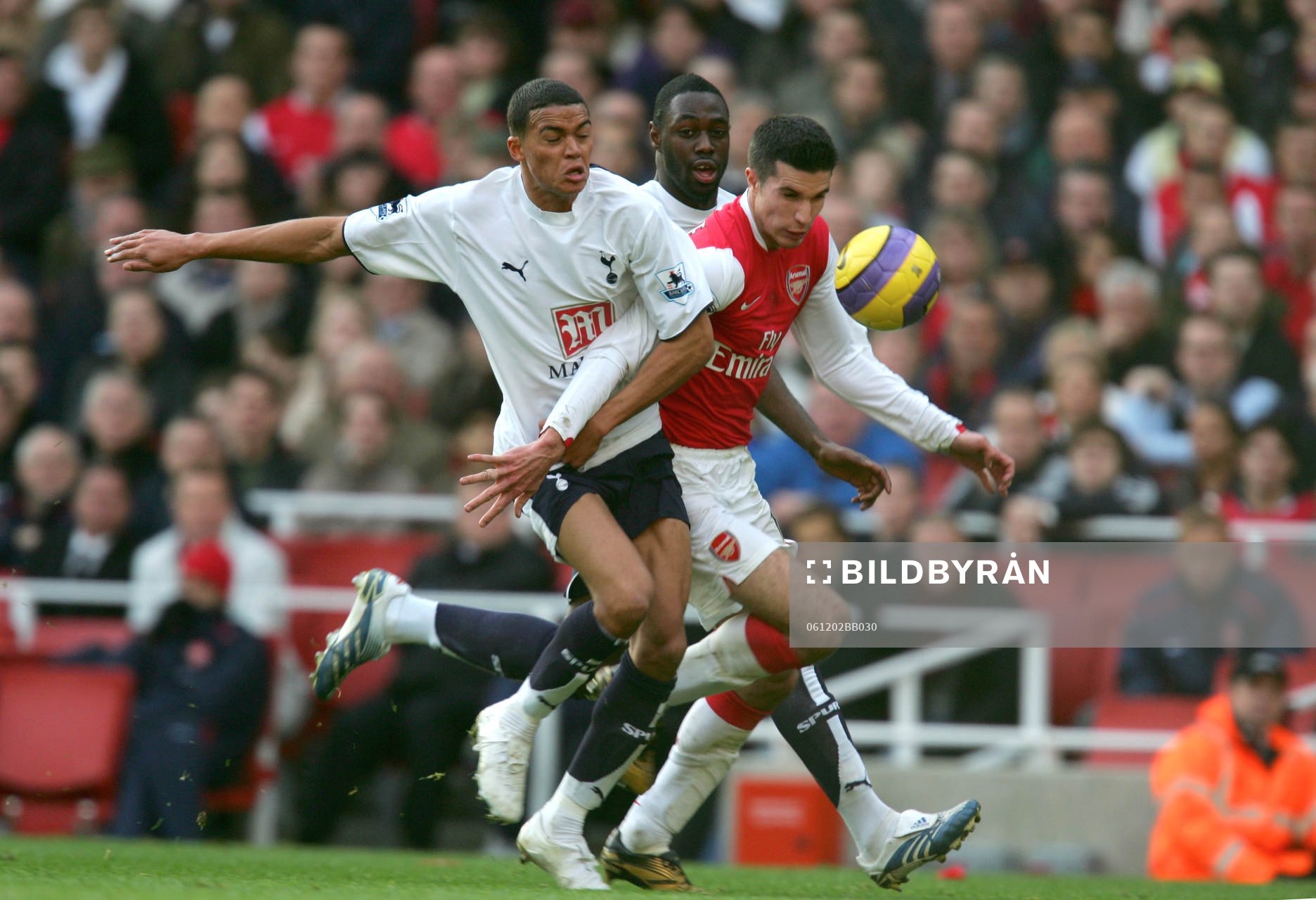   Robin Van Persie, Arsenal mellan  Jermaine Jenas och Ledley King, Tottenham.