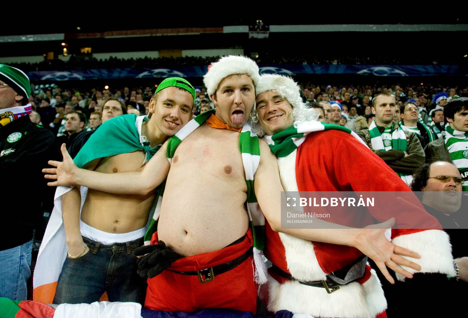 Glada Celtic supporters utklädda till tomtar på läktaren