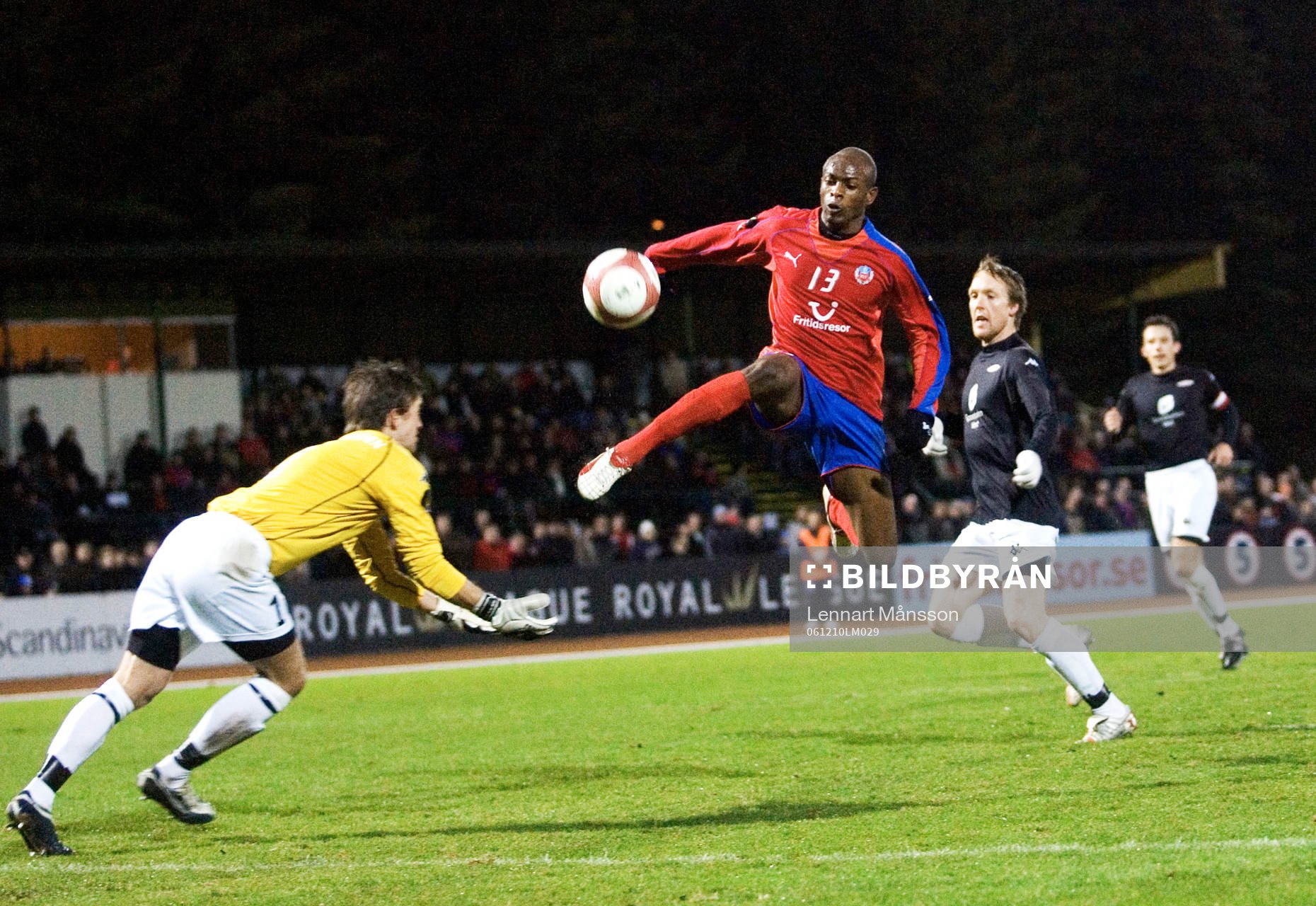 Luton Shelton, Helsingborg är ytterst nära överlista