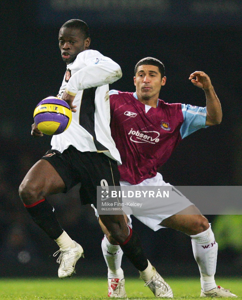  Jonathan Spector, West Ham i närkamp med Louis Saha, Manchester United.