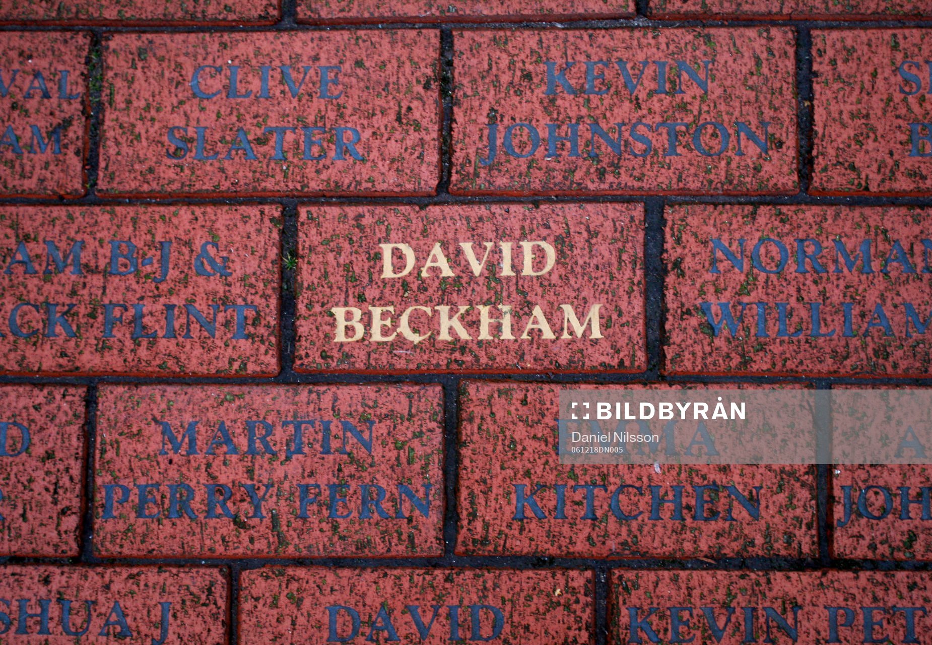 David Beckham i en gatsten utanför Old Trafford