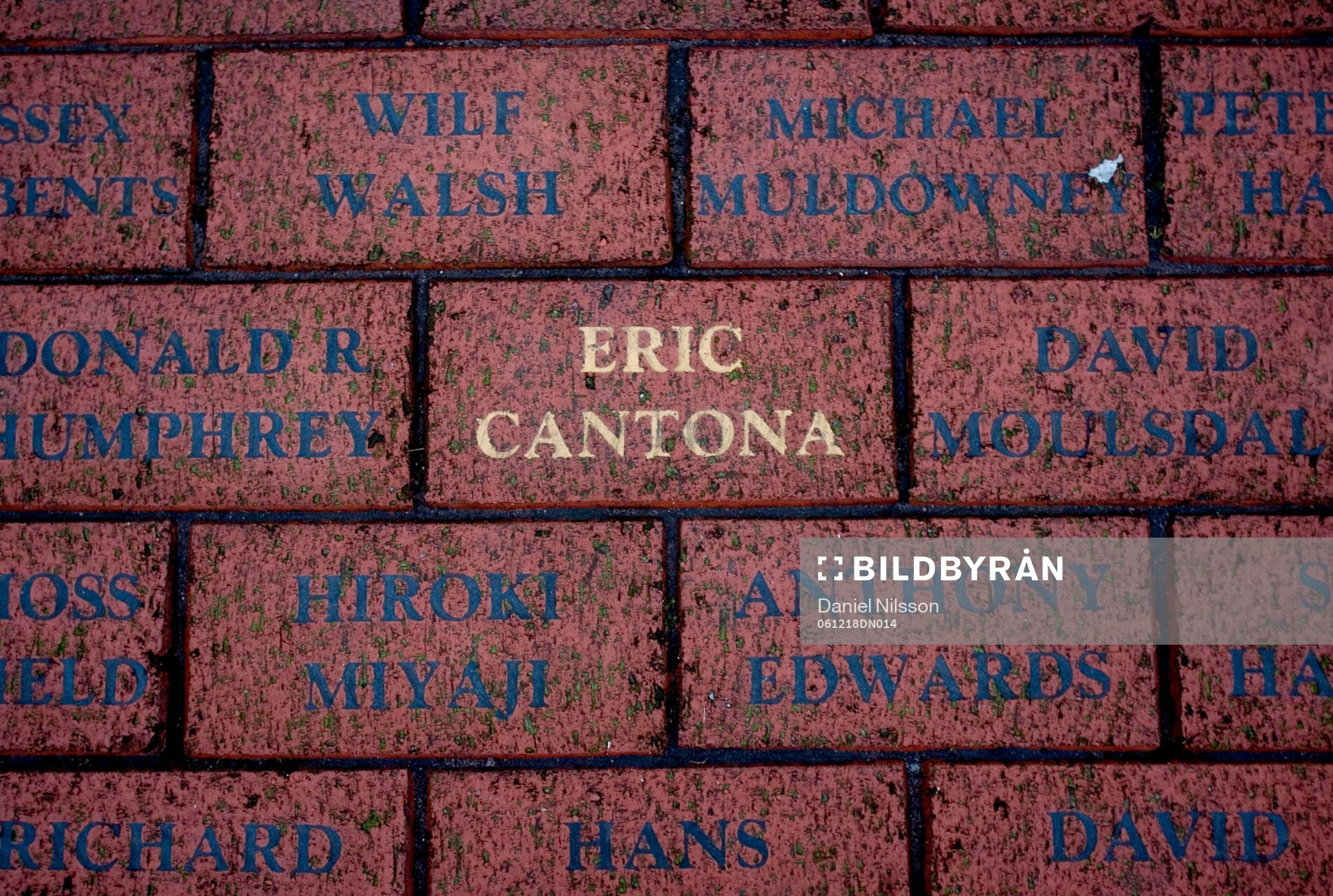  Eric Cantona, namn i en gatsten utanför Old Trafford.