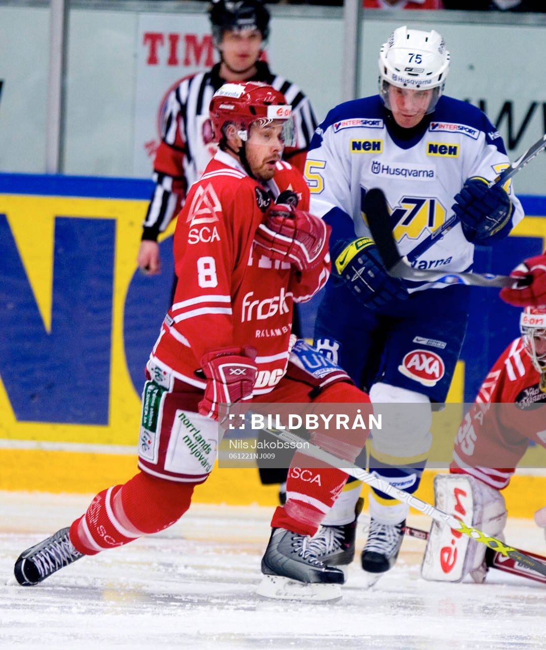 Sanny Lindström får en puck på halsen