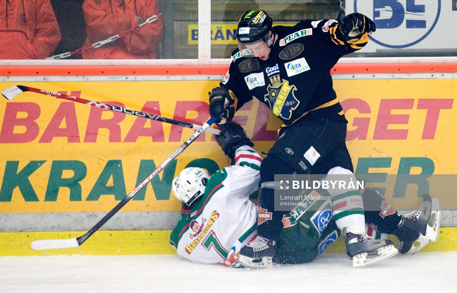 En AIK-are tacklar Mads Bödker och blir utvisad