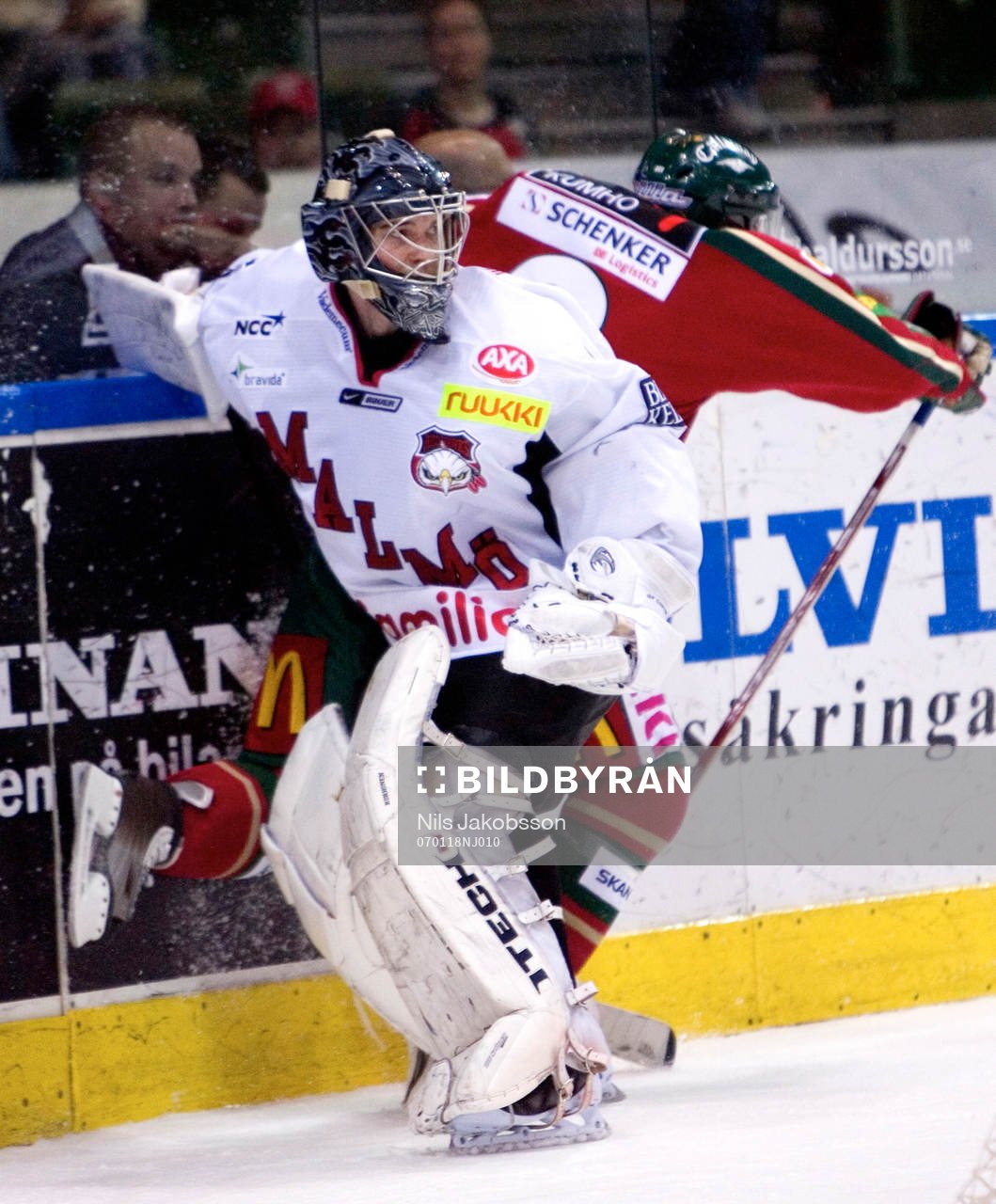 Markus Korhonen, Målvakt, Malmö, tacklar en