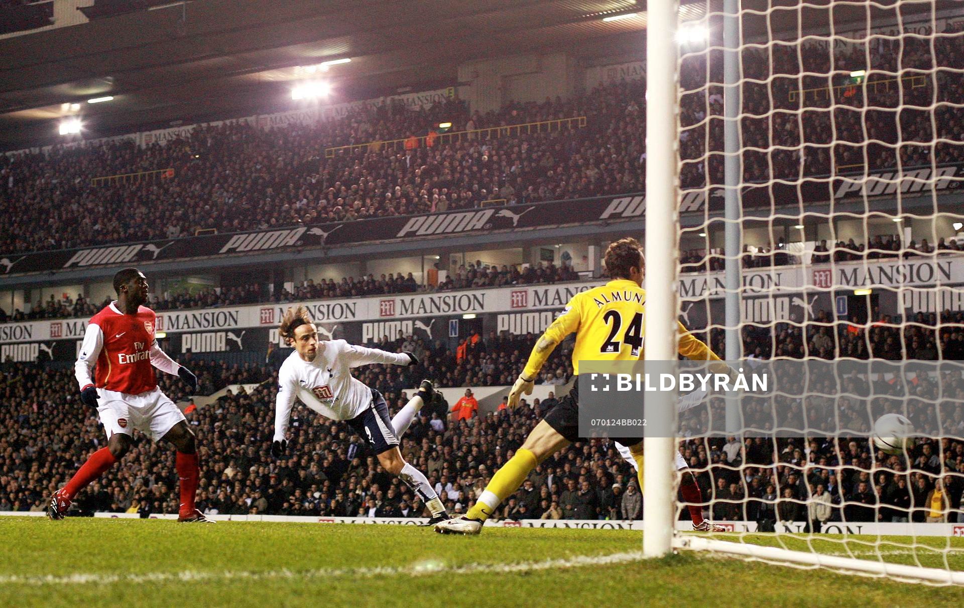 Dimitar Berbatov, Tottenham  gör mål på Manuel Almunia,