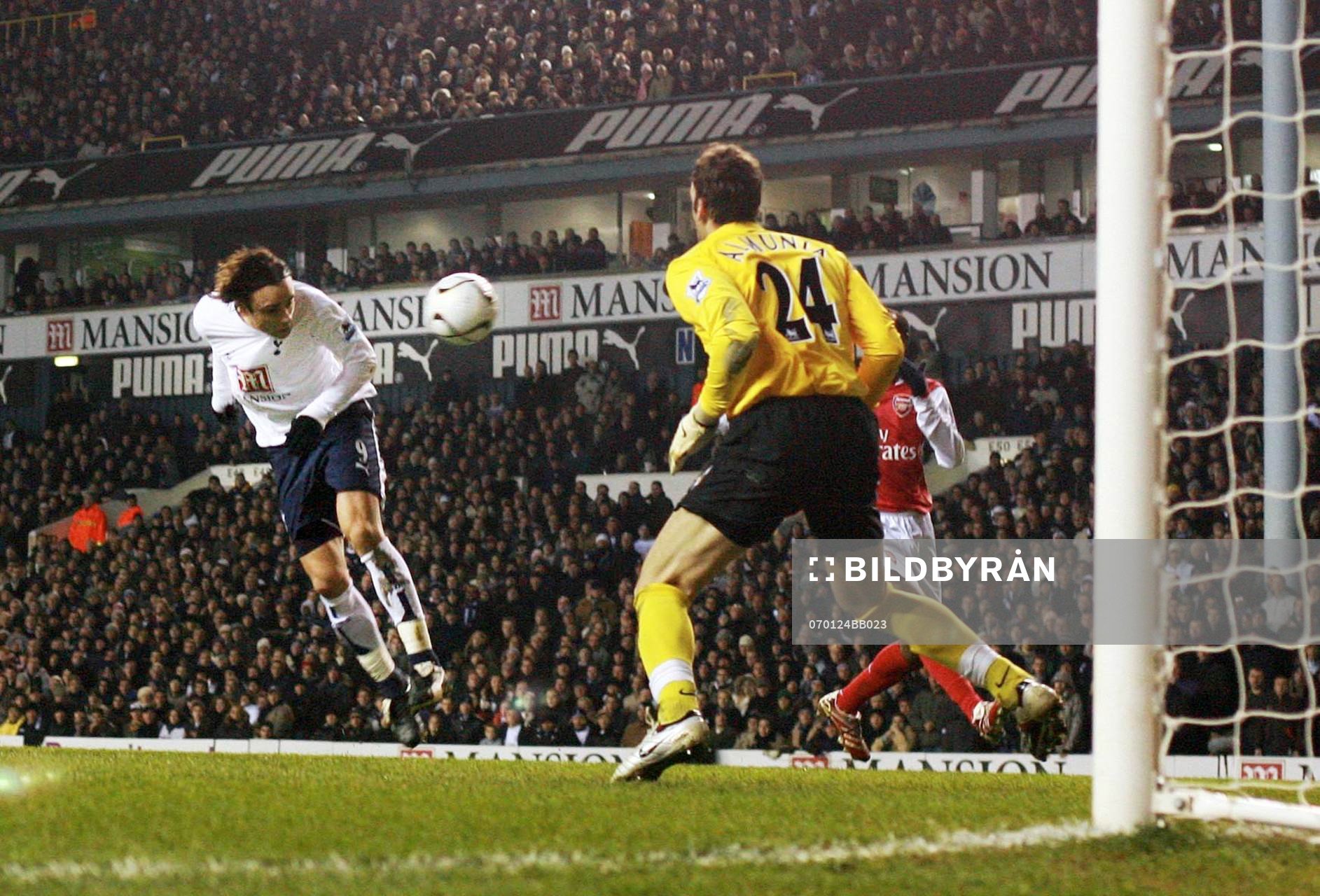 Dimitar Berbatov, Tottenham  gör mål på Manuel Almunia,