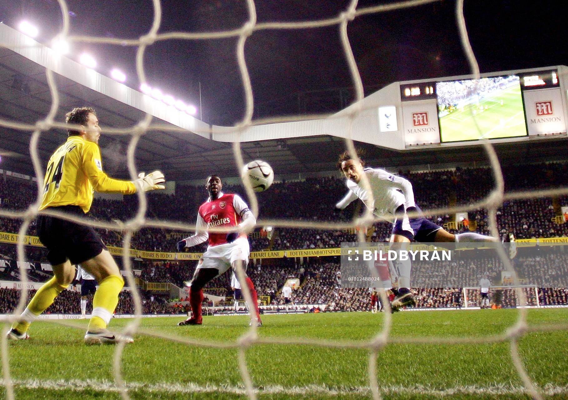 Dimitar Berbatov, Tottenham  gör mål på Manuel Almunia,
