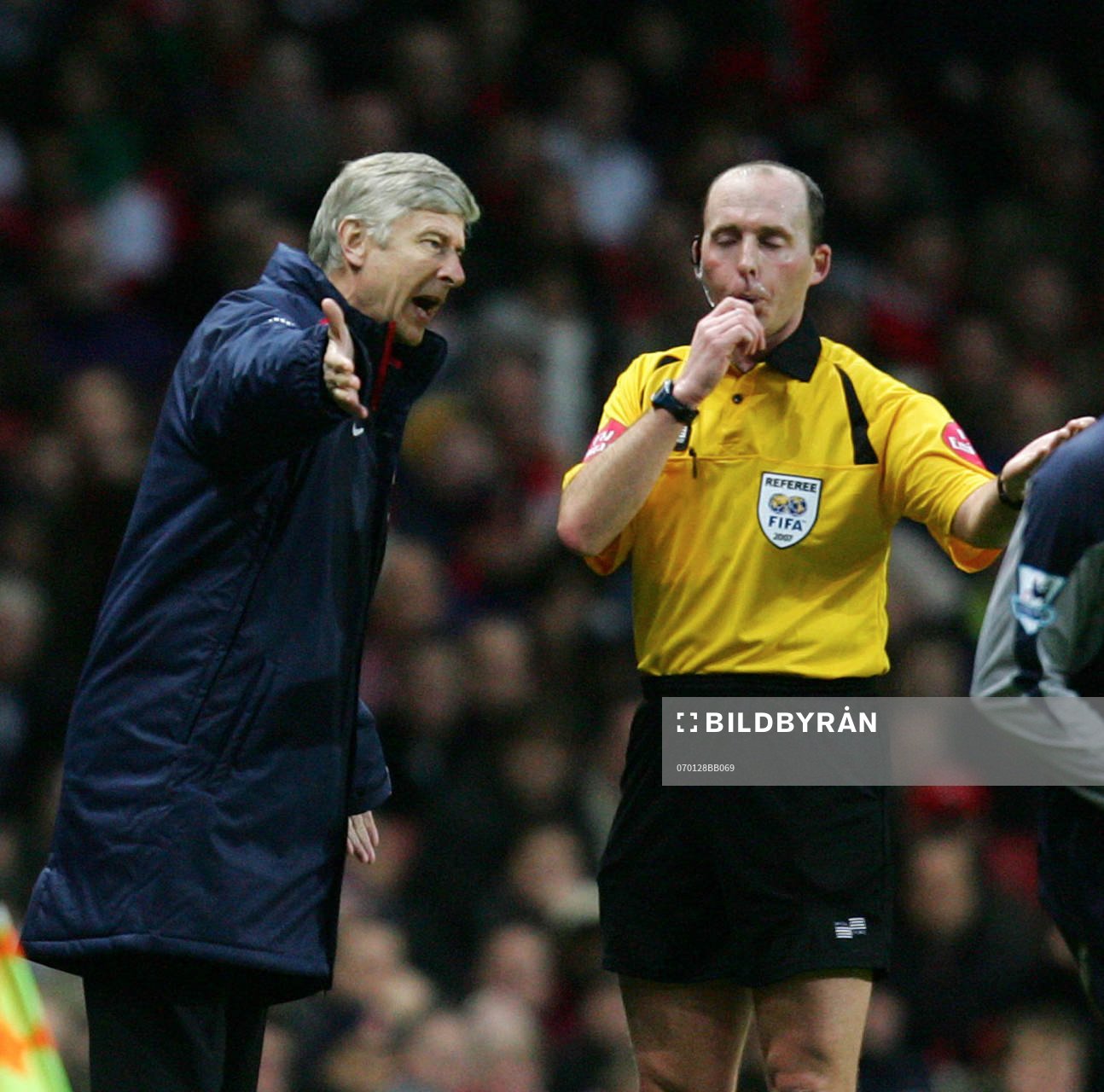 Arsene Wenger, tränare, Arsenal diskuterar med domare M