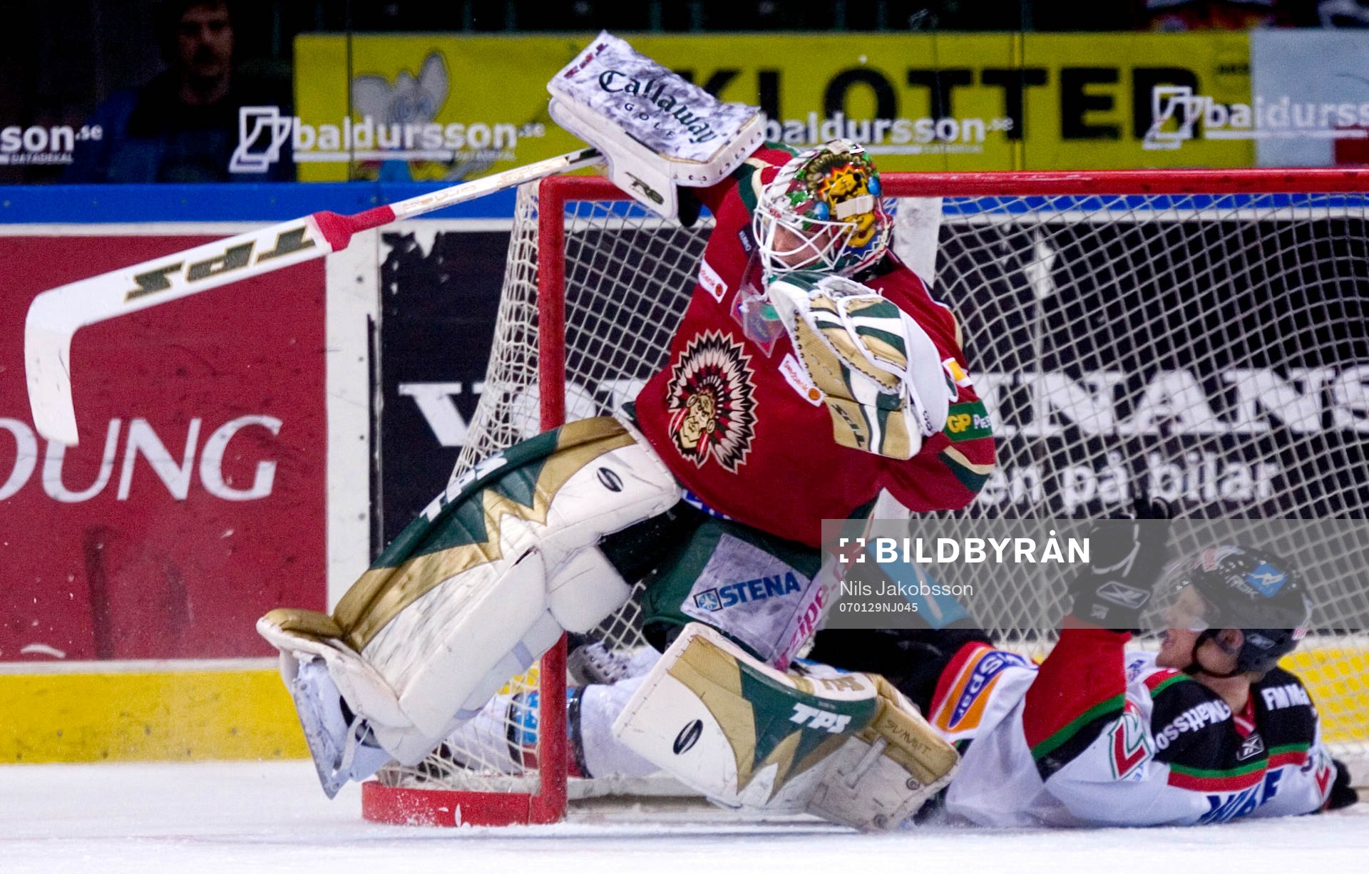 Joel Gistedt, Målvakt, Frölunda, rammas av Eric Beaudoin,