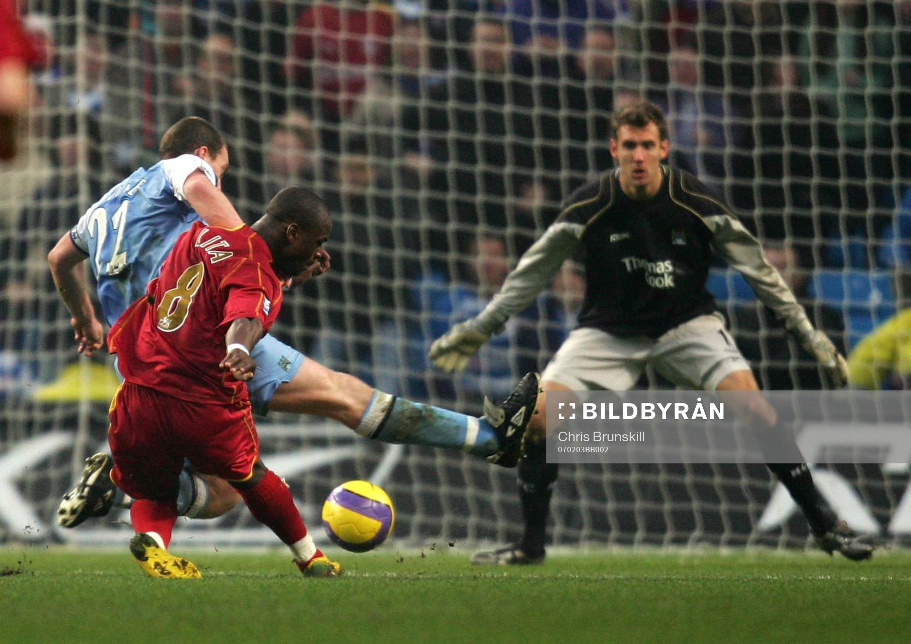  Leroy Lita, Reading gör 0-2 bakom Andreas Isaksson, Manchester (Målvakt)