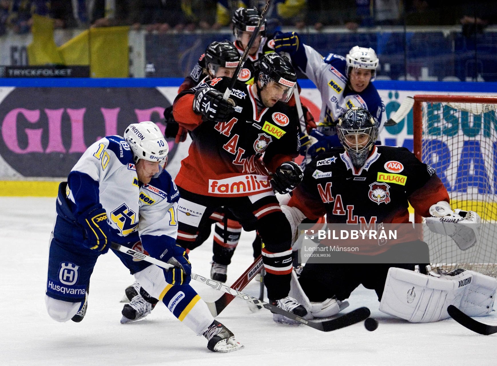 Martin Thörnberg försöker göra mål på en backhand