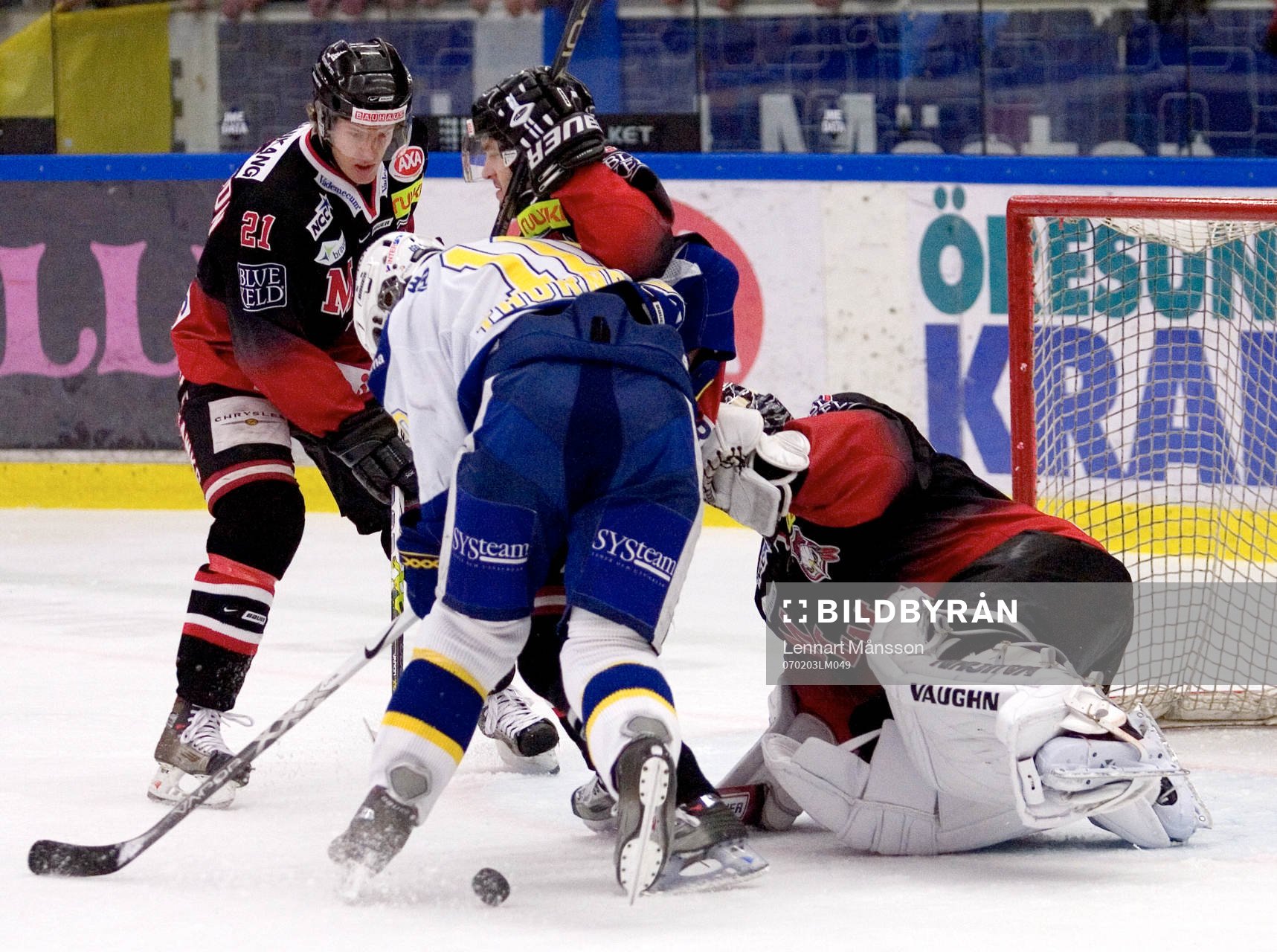 Martin Thörnberg, HV71 försöker forcera in pucken men