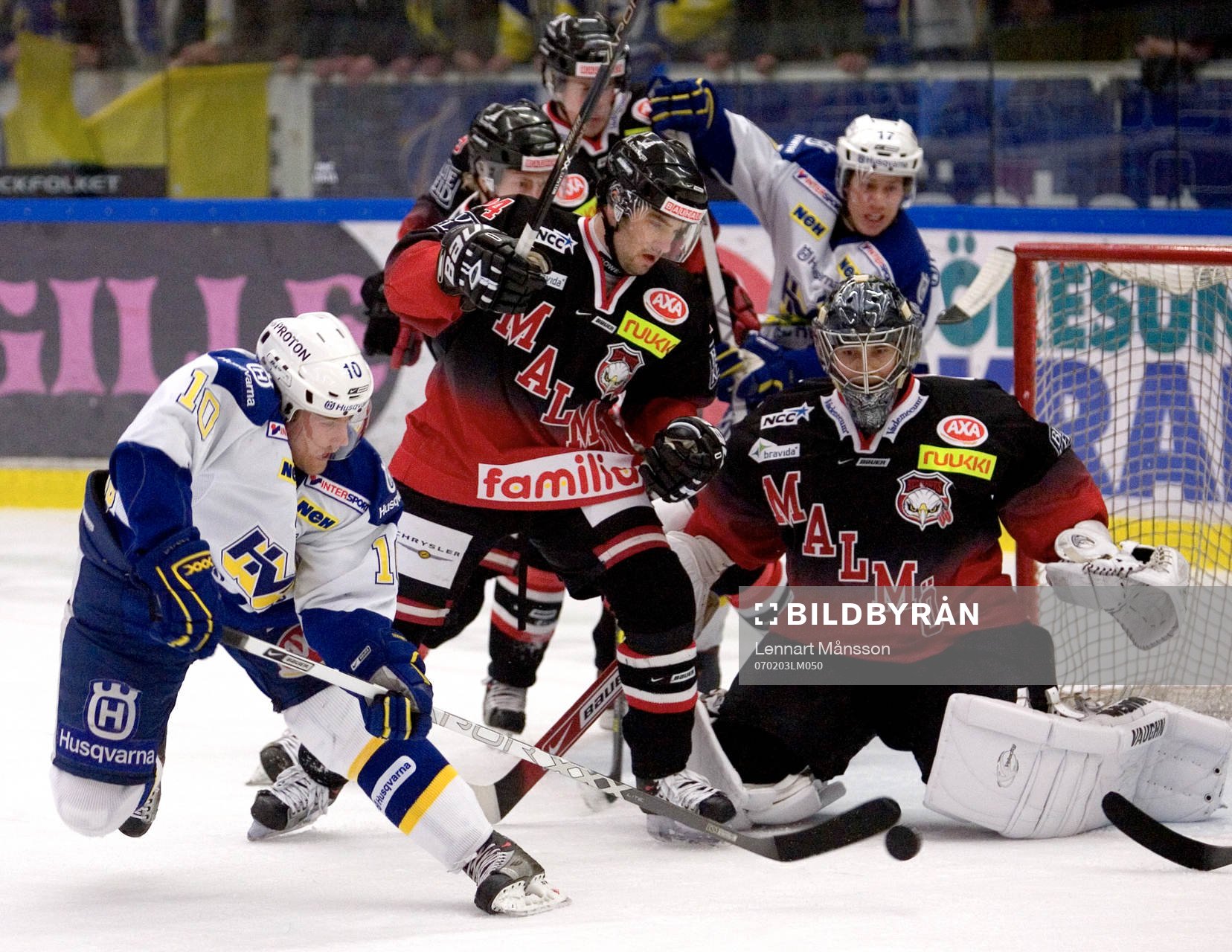 Martin Thörnberg, HV71 försöker trycka in pucken bakom