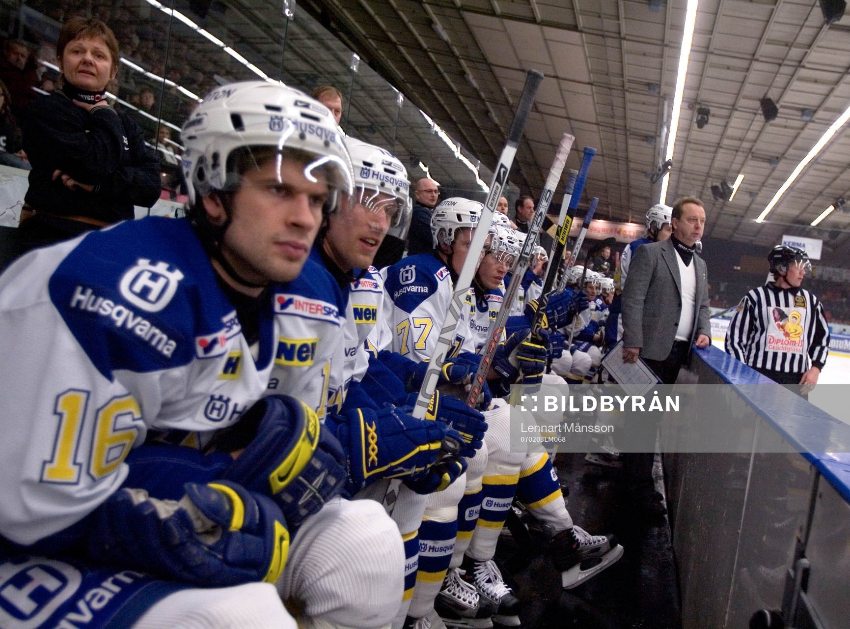 Per Mårts, tränare, HV71och hans avbytare på bänken,