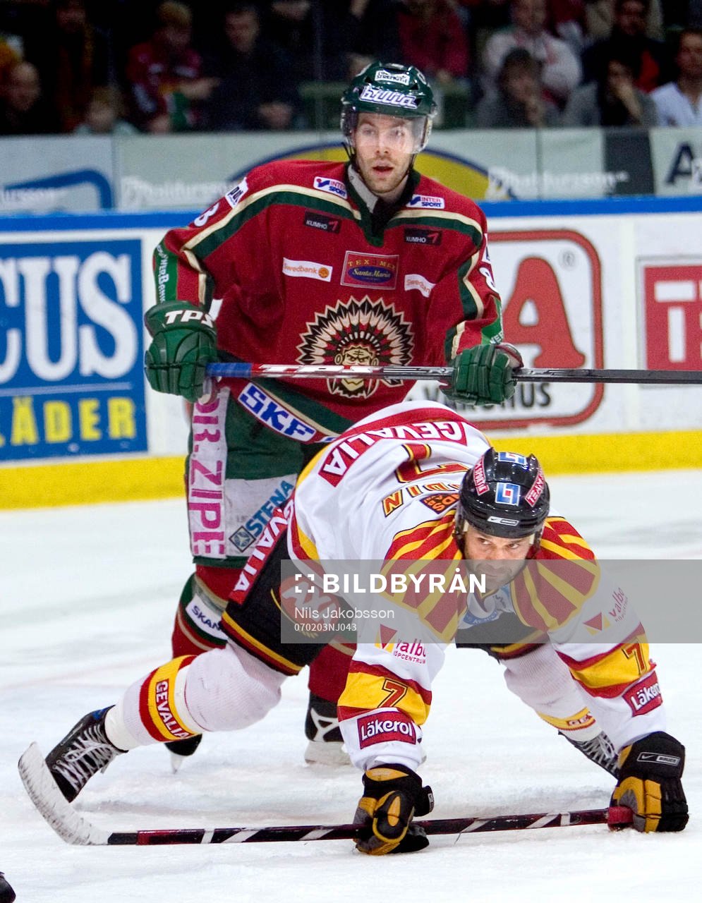 Tommy Sjödin, Brynäs, crosscheckas av Arto Tukio,