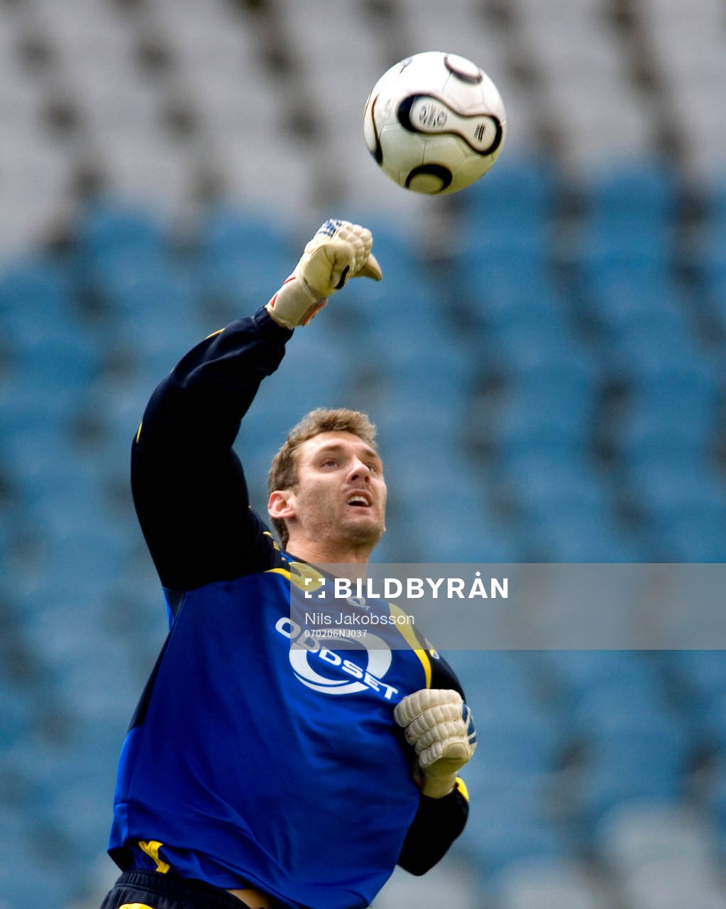 Andreas Isaksson, målvakt, boxar bollen, utboxning,