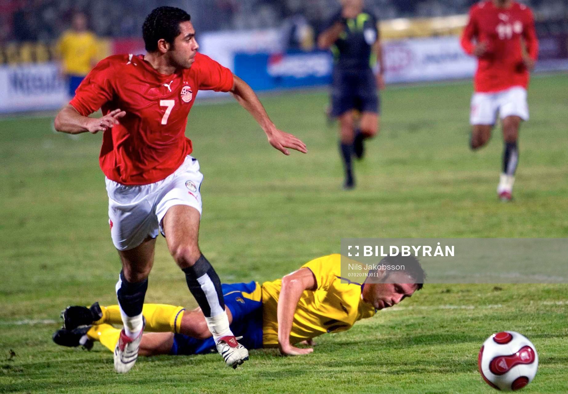Fotboll, Landslag, Landskamp, Sverige - Egypten: Rade Prica biter i gräset, Ahmed Fathi, Egypten.