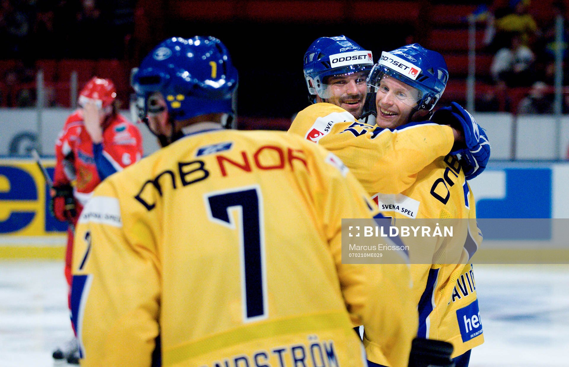 Johan Davidsson och Fredrik Bremberg jublar tillsammans