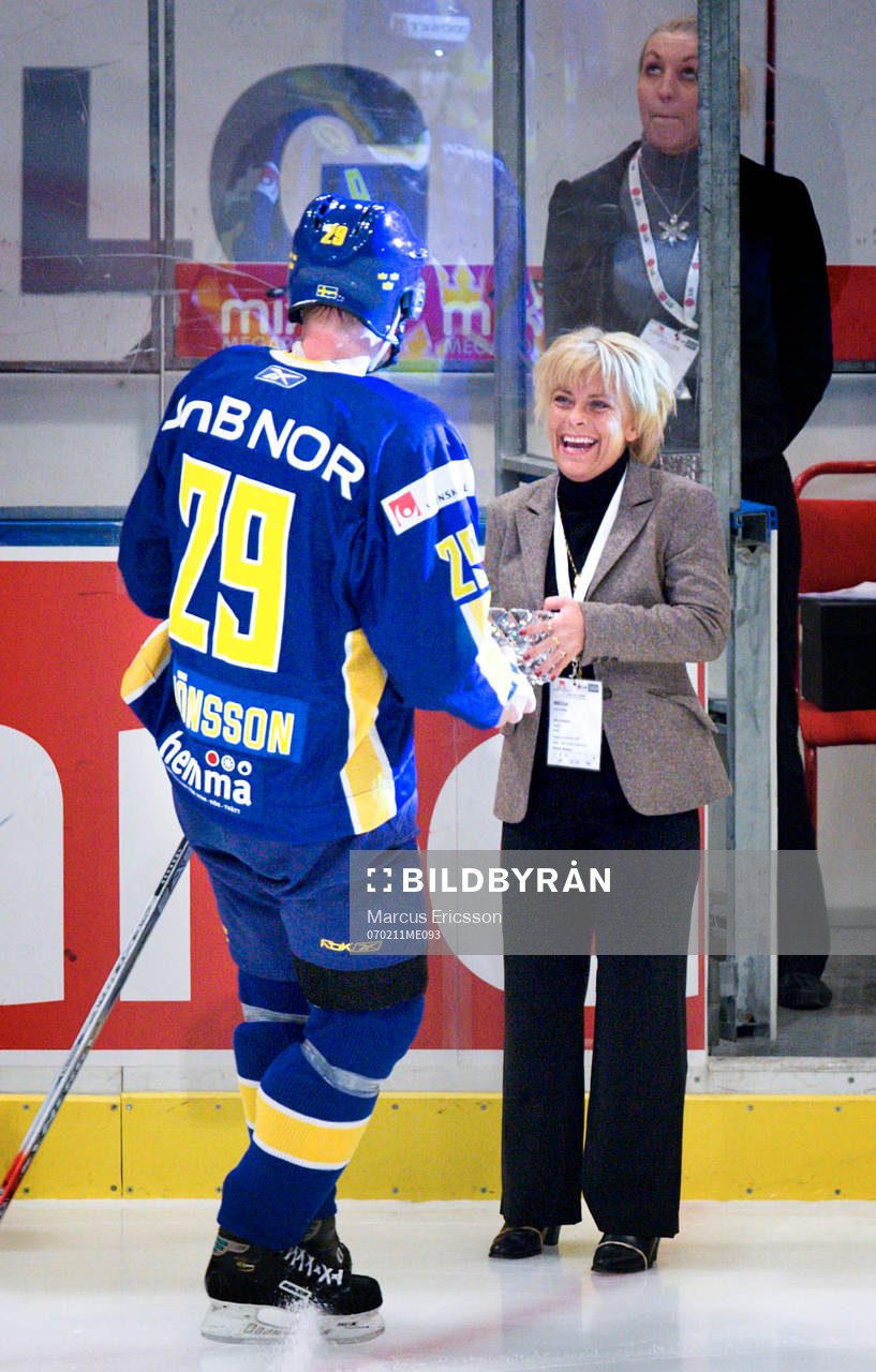 Malin Fransson, journalist DN delar ut pris till Kenny