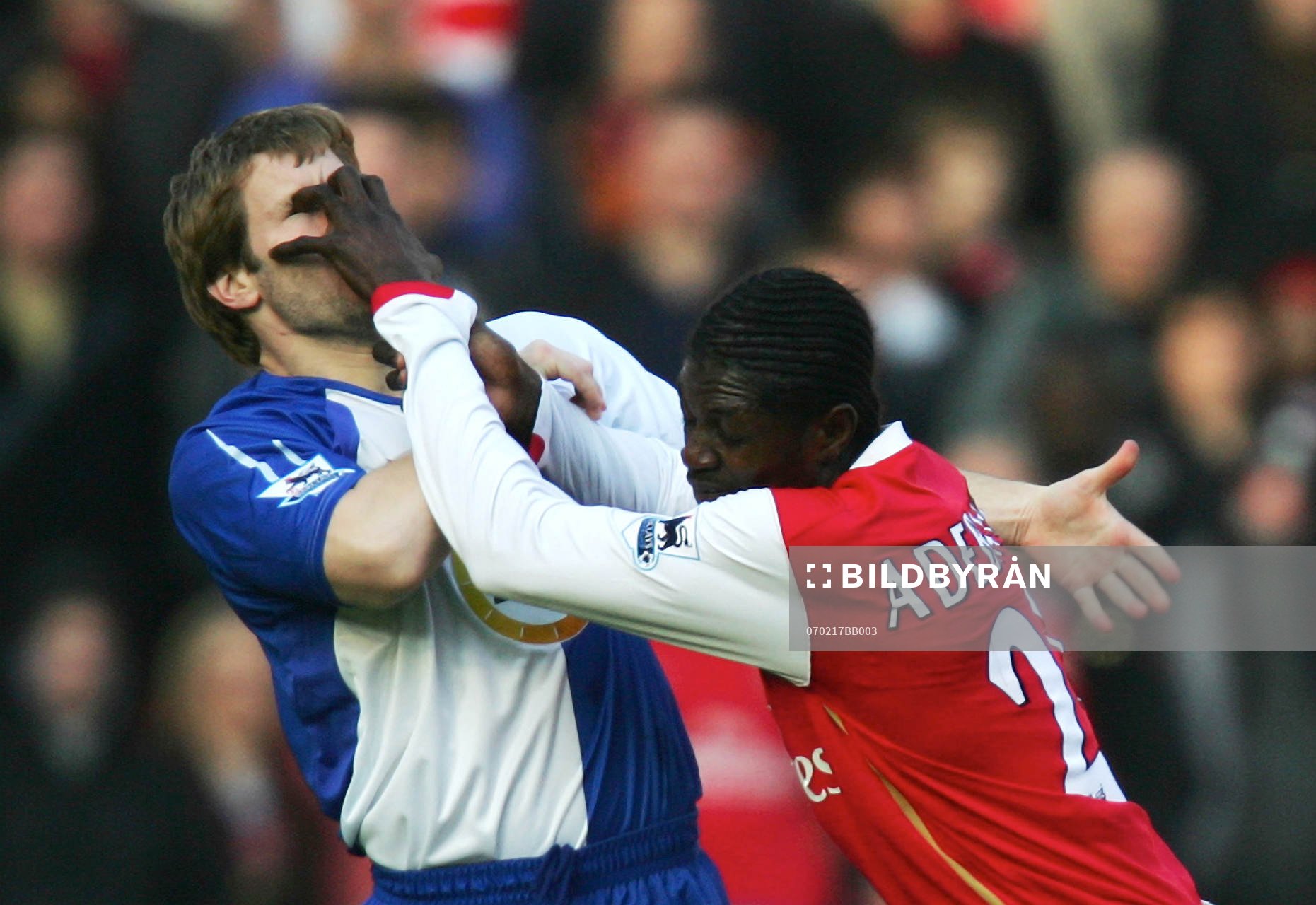  Emmanuel Adebayor, Arsenal trycker fingrarna i ögonen på Andy Todd, Blackburn.