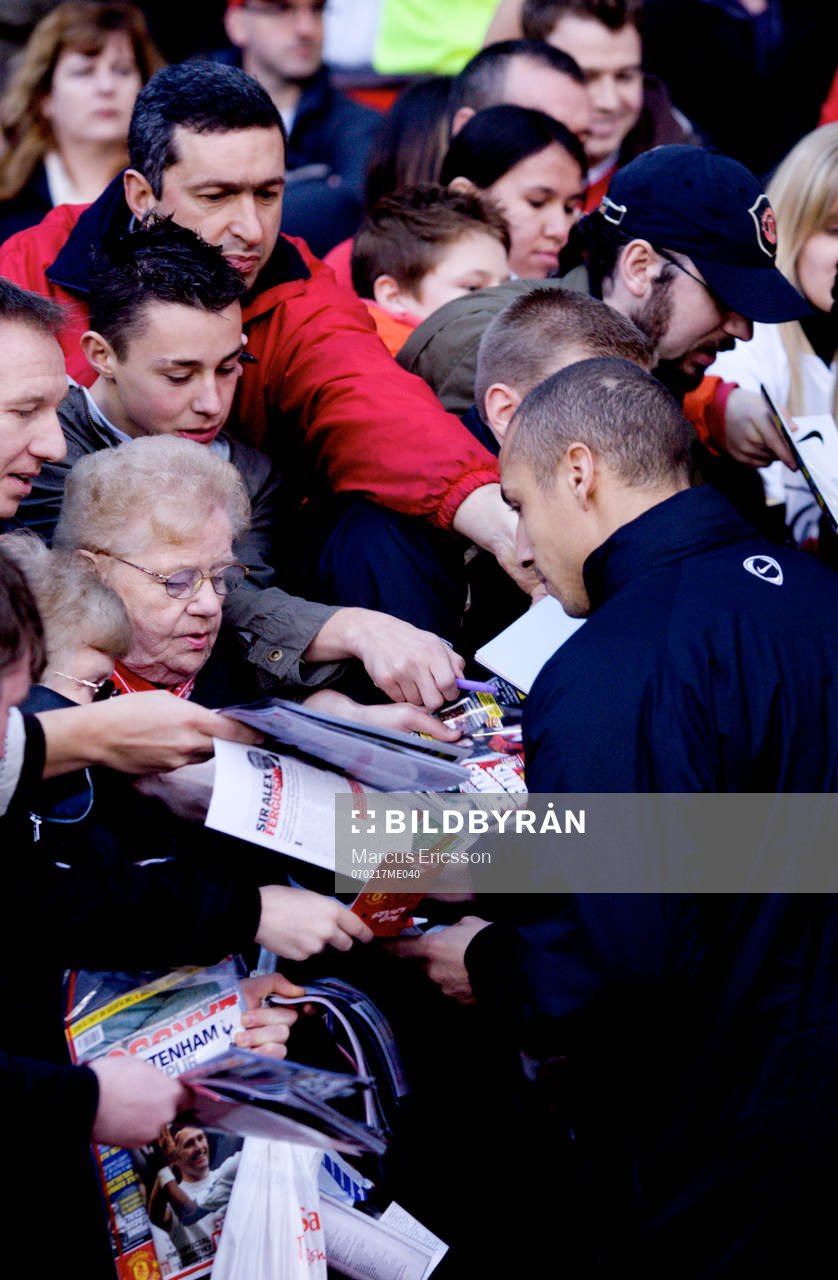 Henrik Larsson skriver autografer innan avspark