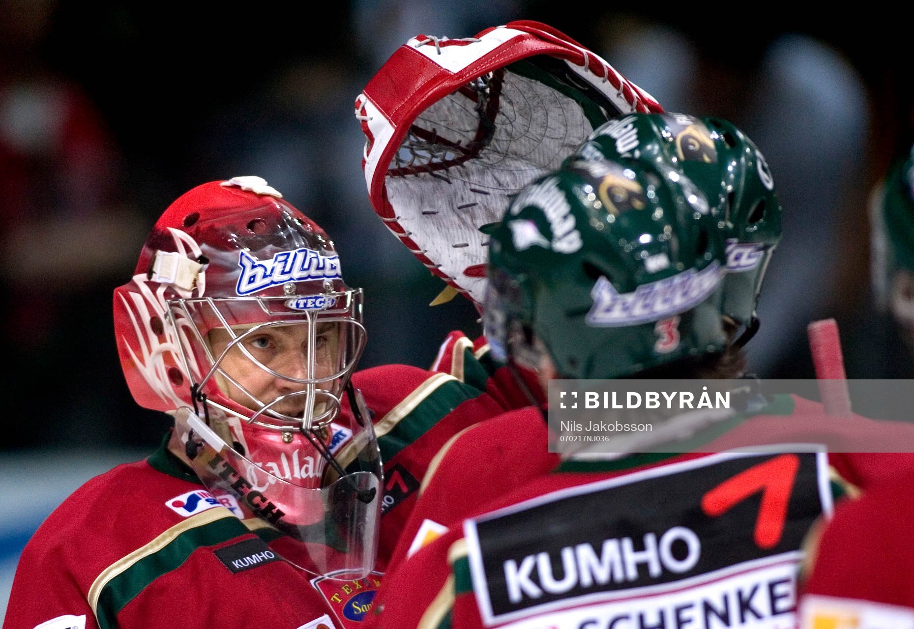 Tommy Salo, Målvakt, Frölunda, kramas om