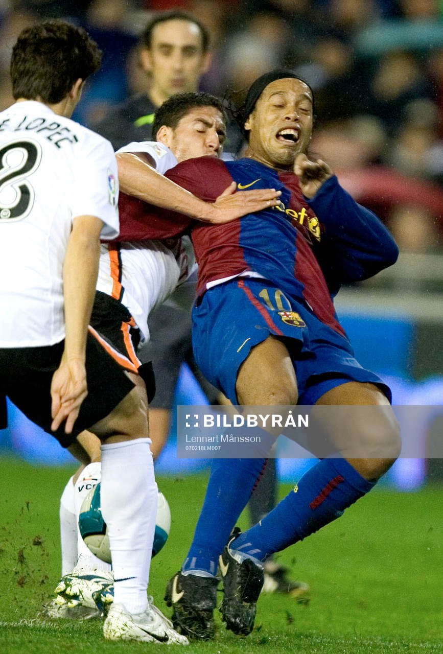  Här stoppas Ronaldinho, som får frispark och den sätter han, vilket betydde reducering.