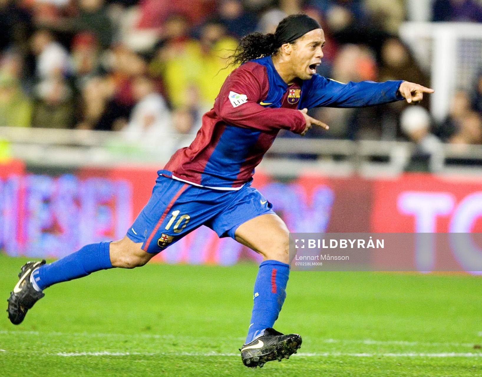  Här stoppas Ronaldinho, som får frispark och den sätter han, vilket betydde reducering och här vill han att bollen skall ut ur nätmaskorna fort.
