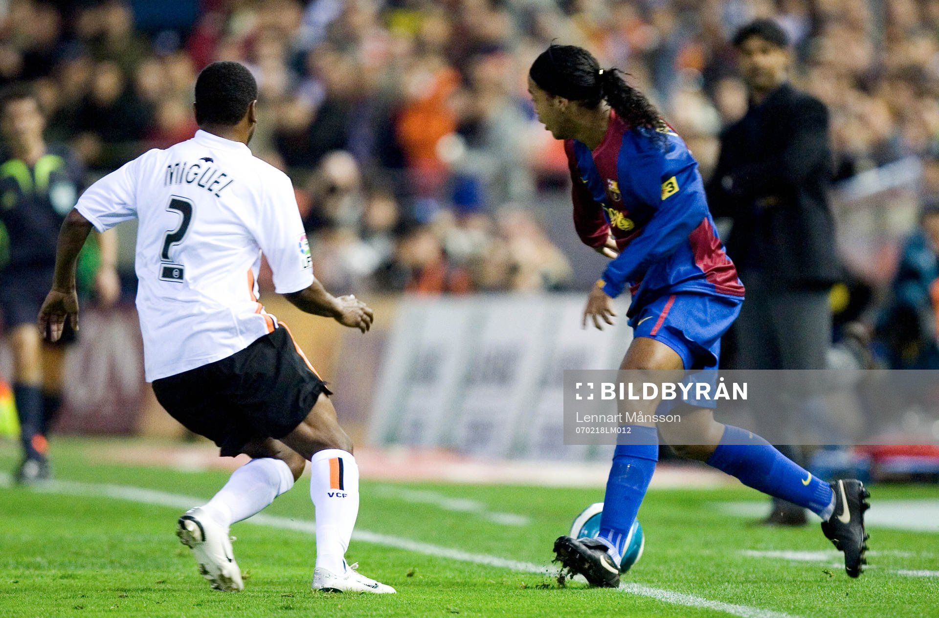  Miguel, Valencia och Ronaldinho, Barcelona. I bakgrund Frank Rijkaard, tränare, Barcelona