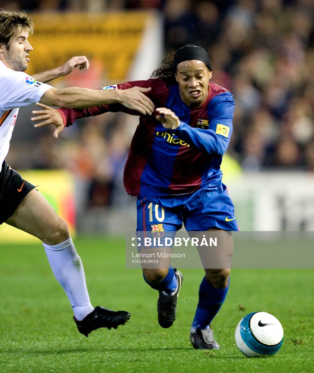 Ronaldinho, Barcelona blir dragen i armen av David Albelda,