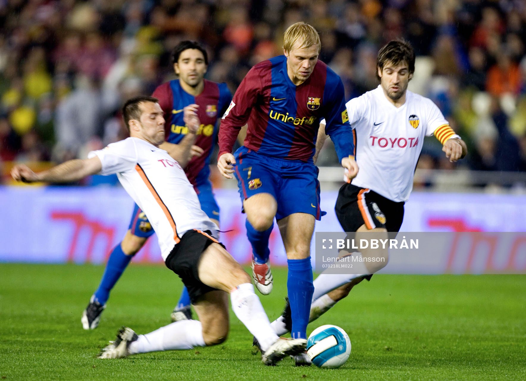  Carlos Marchena och David Albelda, Valencia försöker stoppa Eidur Gudjohnsen, Barcelona. Deco i bakgrunden.