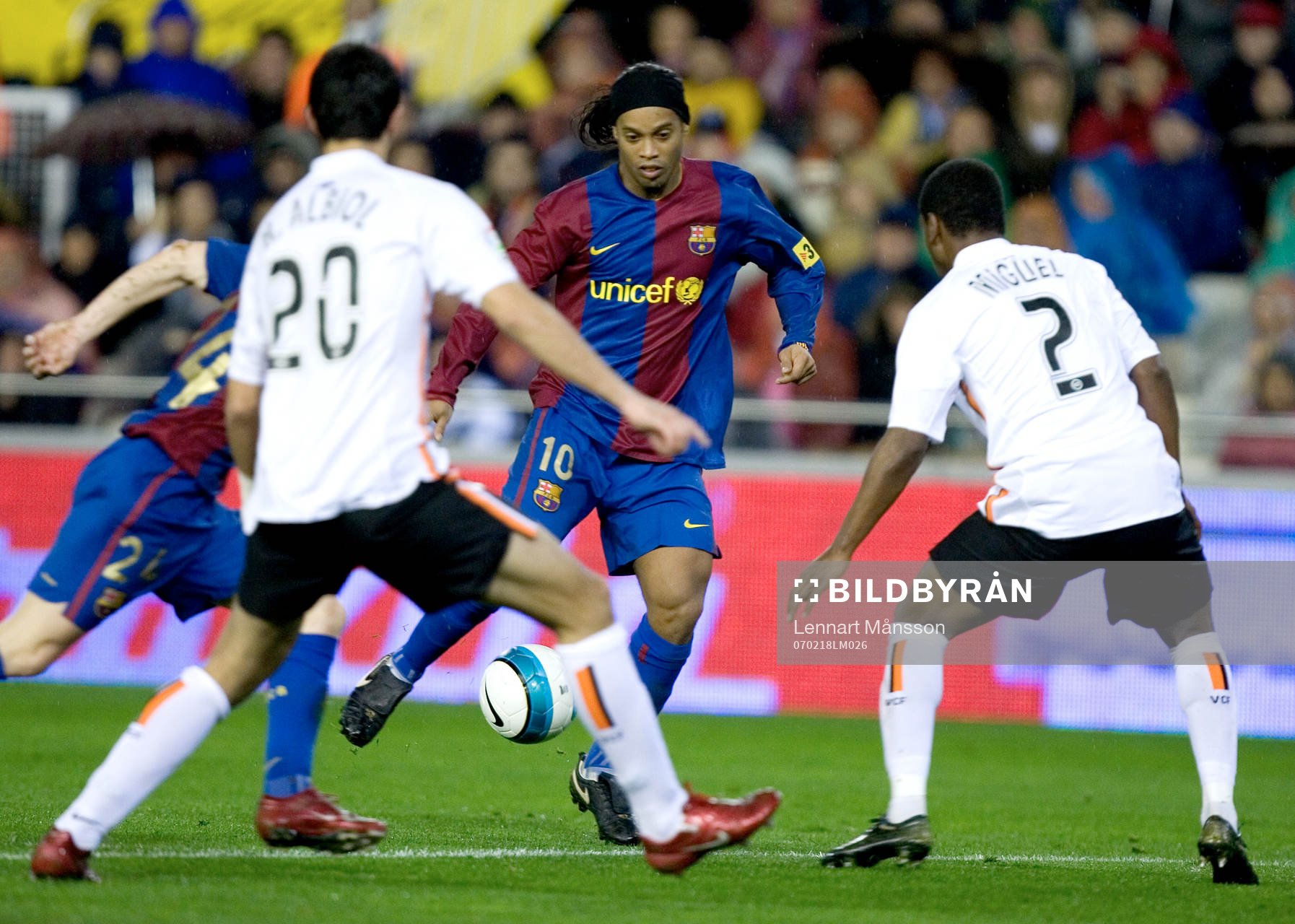Ronaldinho, Barcelona utmanar Miguel och Raúl Albiol,