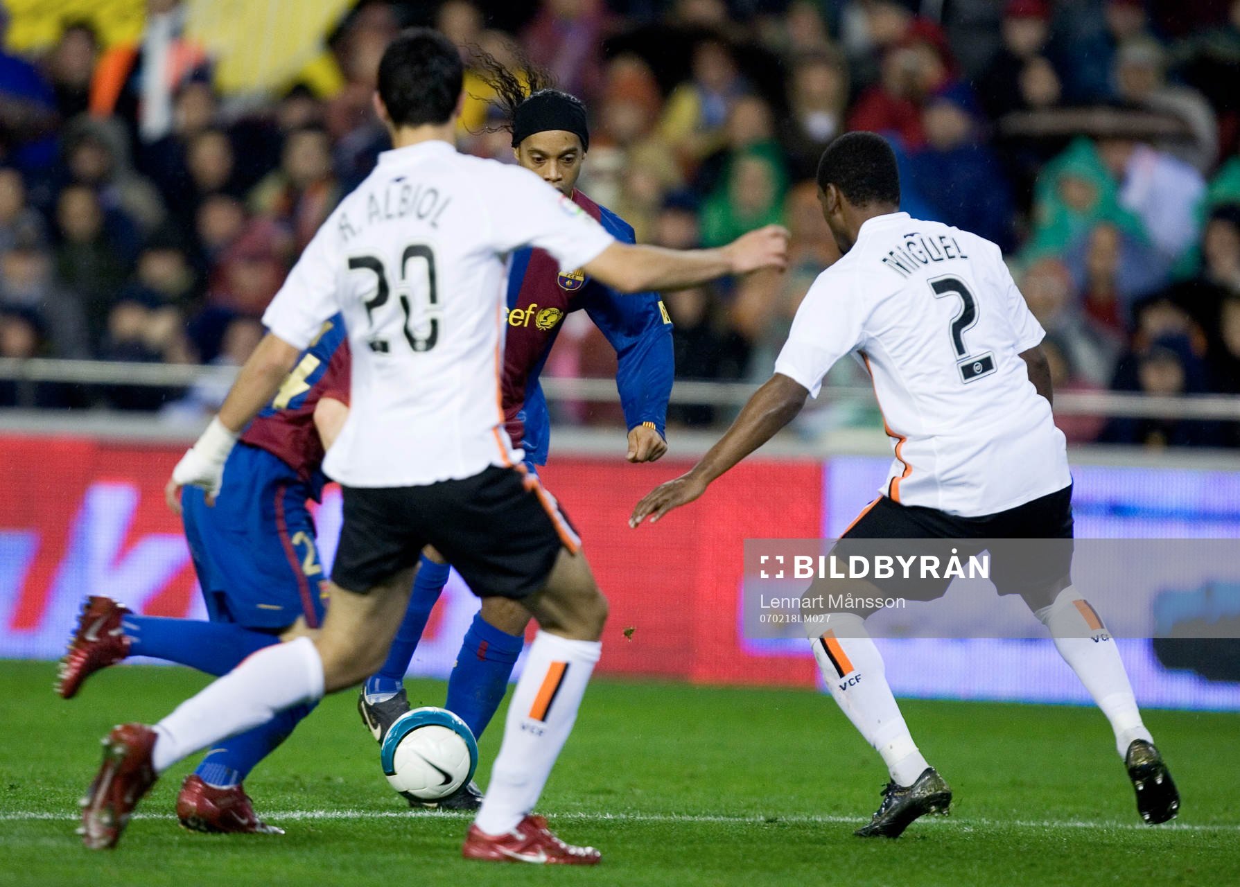 Ronaldinho, Barcelona utmanar Miguel och Raul Albiol,