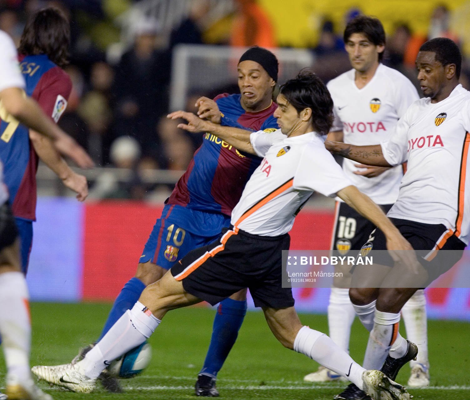 Ronaldinho, Barcelona stoppas av Roberto Ayala, Valencia