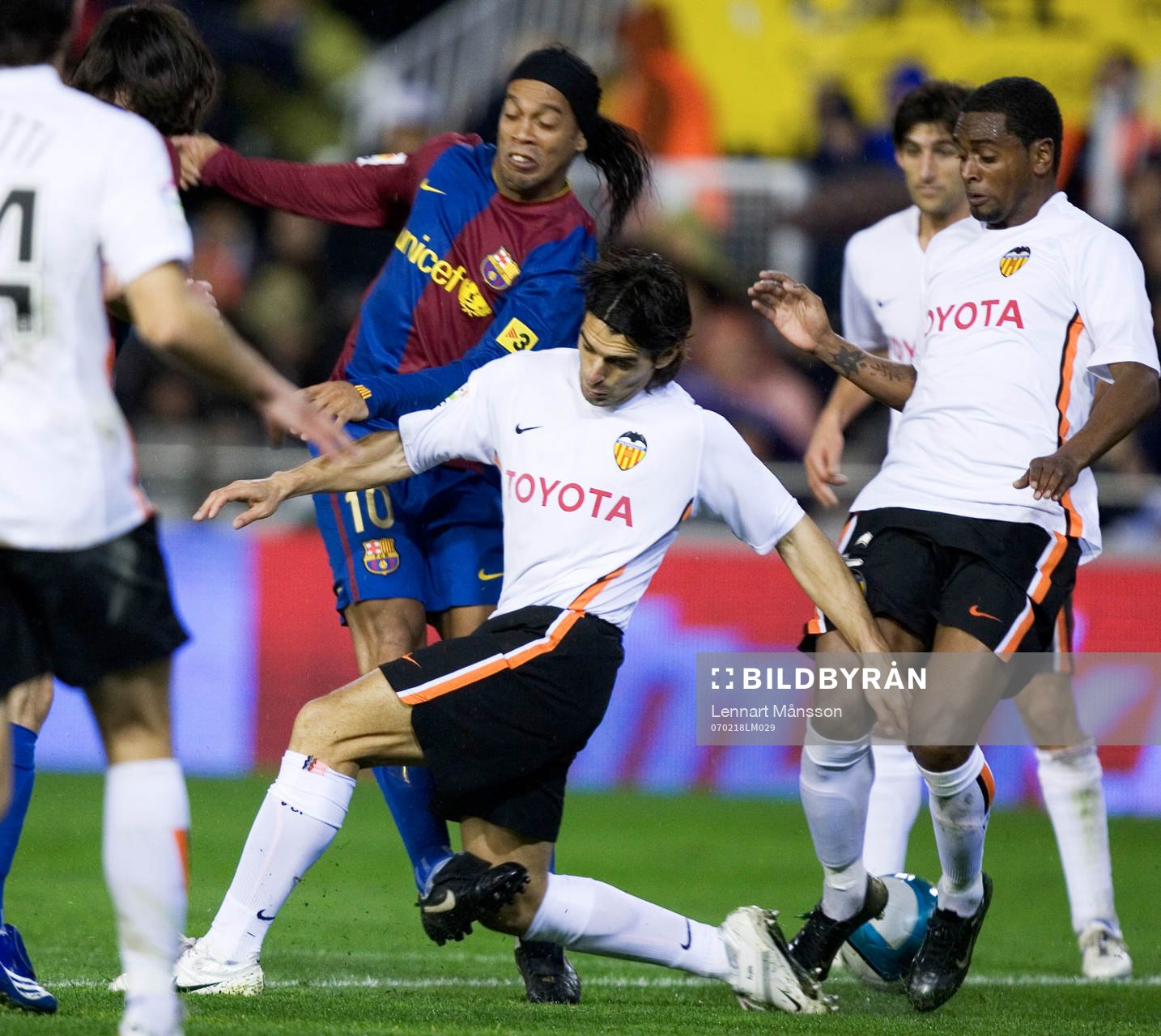 Roberto Ayala, Valencia bryter bollen från Ronaldinho,